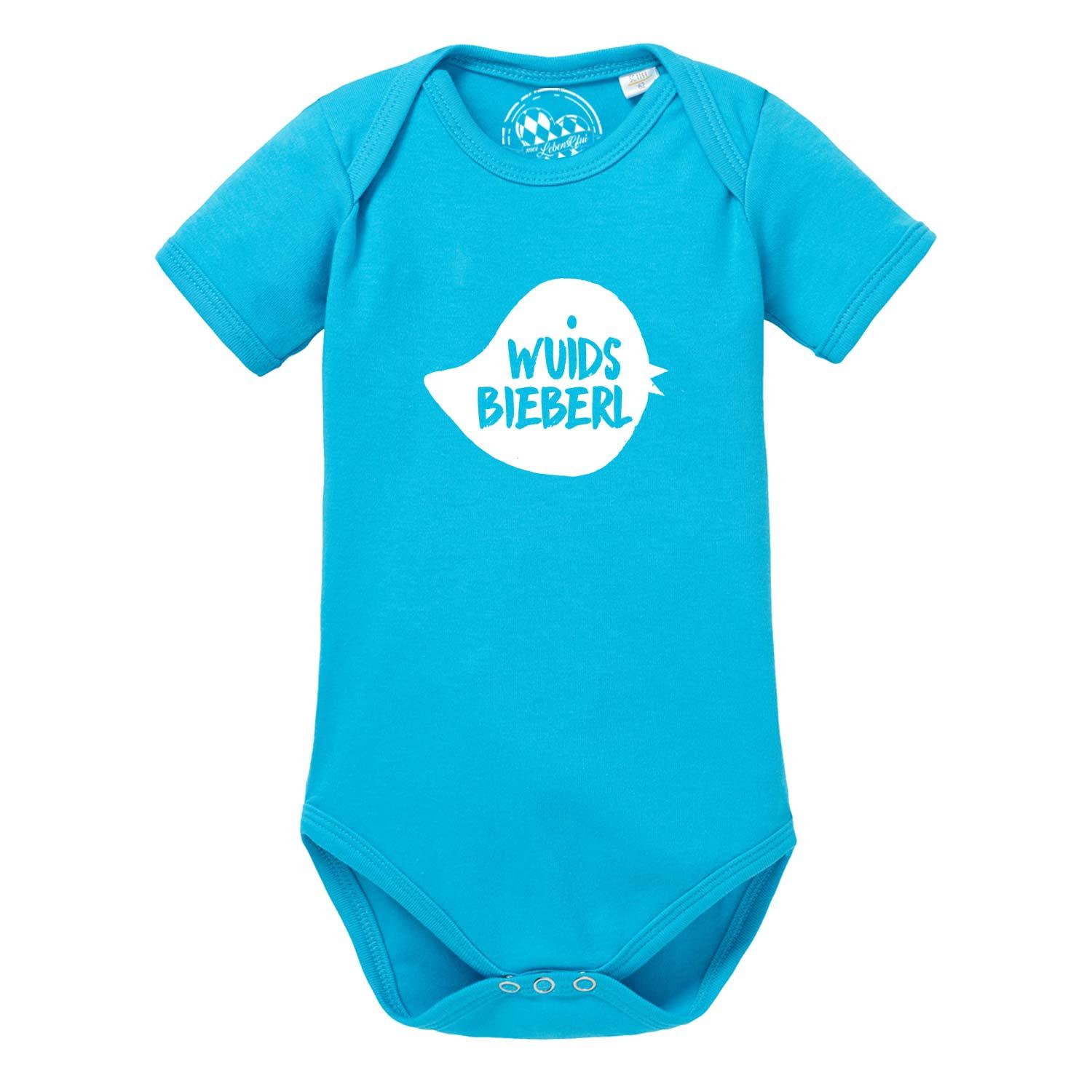 Kurzärmeliger weißer Babybody mit rundem Ausschnitt und blauem Hirsch-Motiv sowie Schriftzug „wuids Bieberl“ vorn, aus Baumwolle.