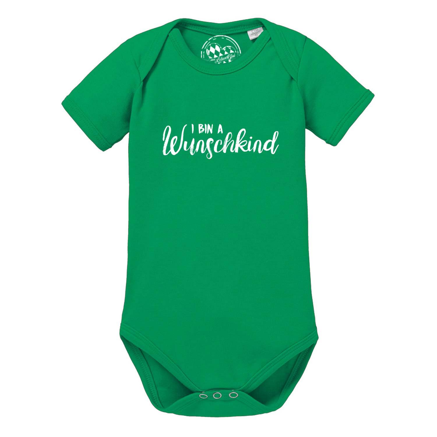 Grüner Baby Body "Wunschkind" aus Baumwolle mit weißem Schriftzug und Druckknöpfen im Schritt.