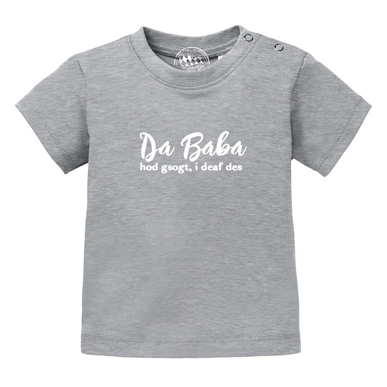 Kurzärmliges Baby-T-Shirt in Weiß mit schwarzem Schriftzug „Baba sogt, i deaf des!“, aus 100 % Bio-Baumwolle.