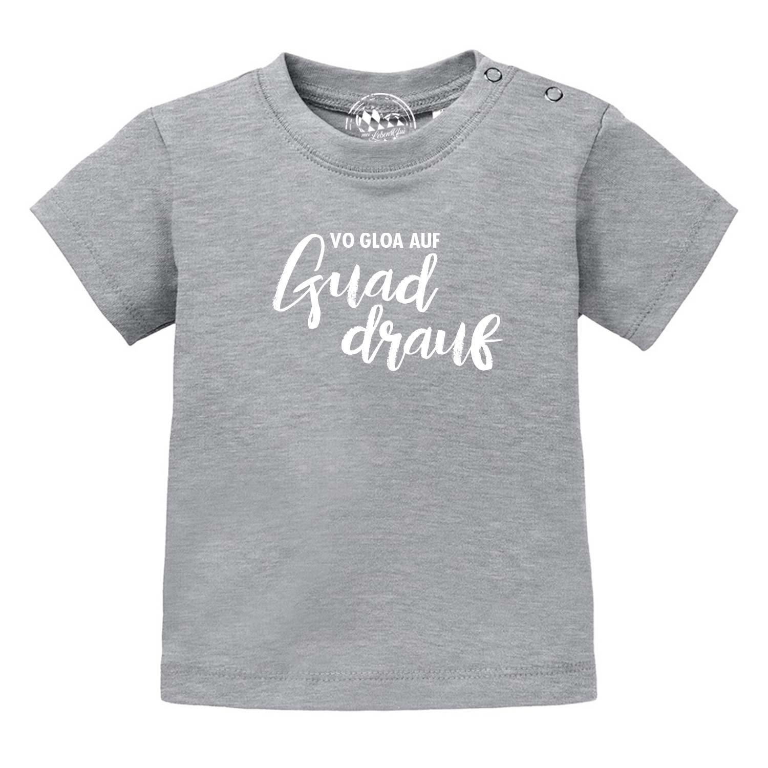 Graues Baby T-Shirt "guad drauf" mit weißem Text und Druckknöpfen an der Schulter für einfaches Anziehen