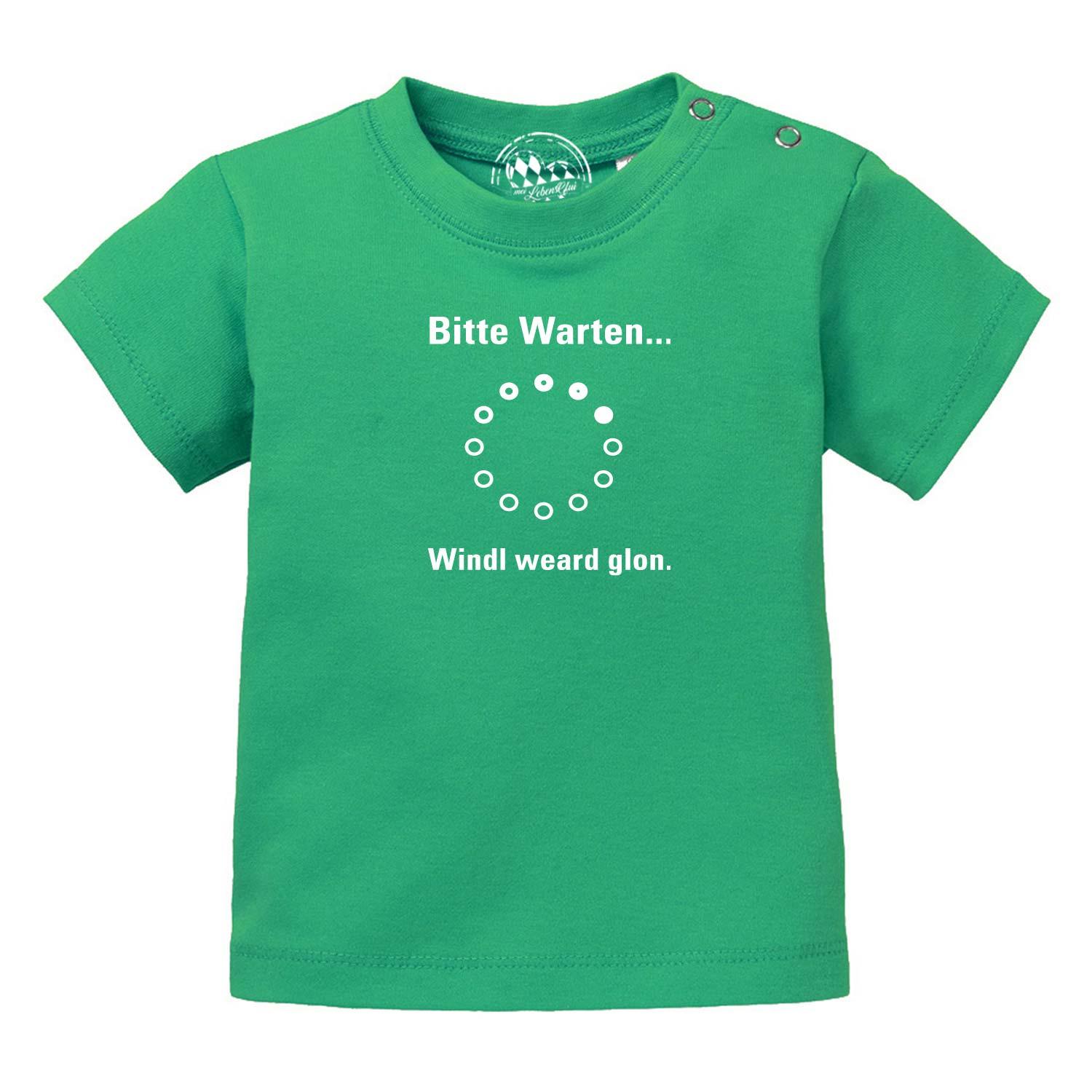 Grünes Baby T-Shirt Bitte wartn… mit lustigem "Bitte Warten..." und "Windl weard glon" Aufdruck.
