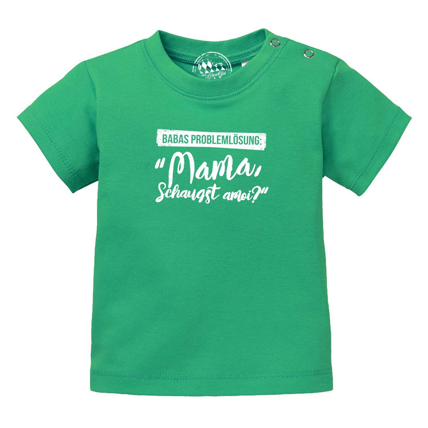 Grünes Baby T-Shirt Papas Problemlösung mit weißem Spruch Mama, Schaugst amoi? und Druckknöpfen.