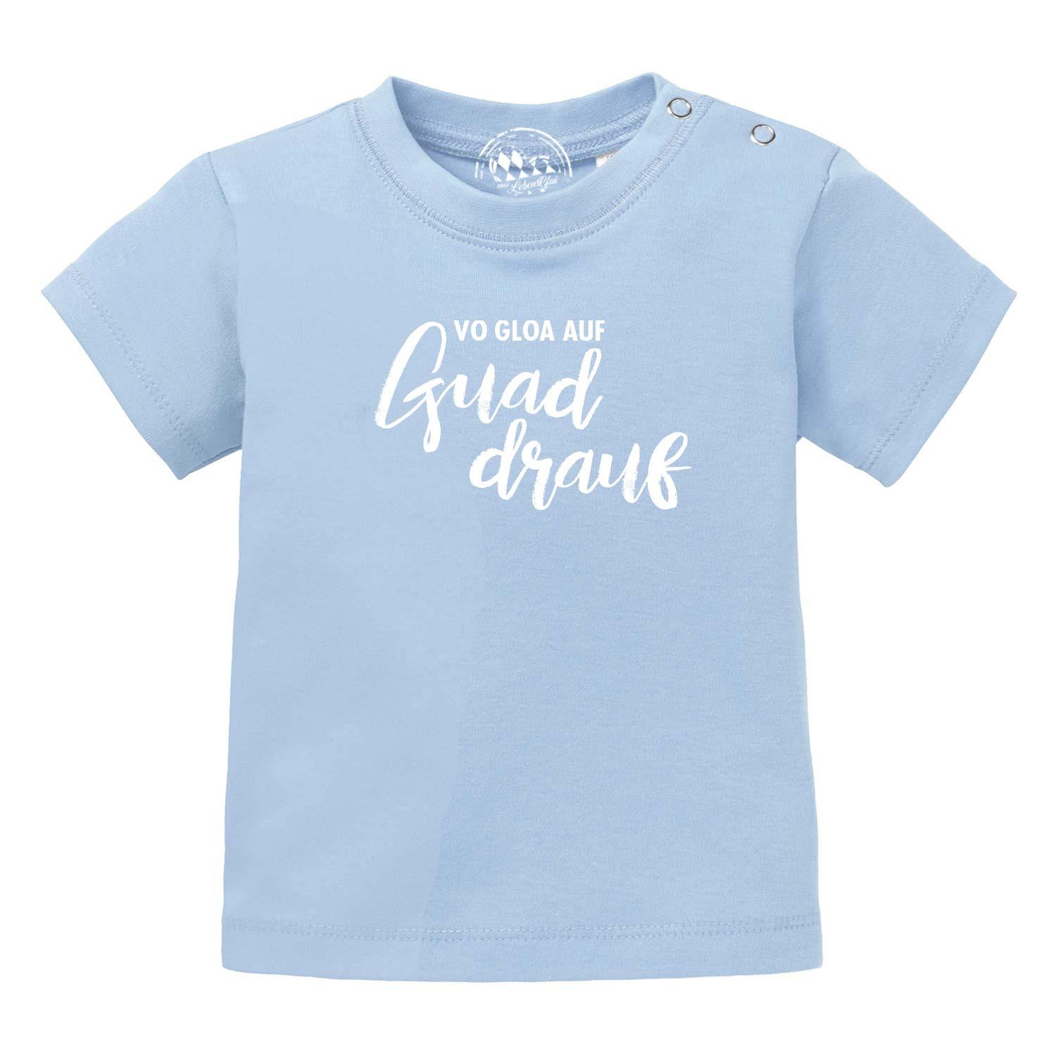 Hellblaues Baby T-Shirt guad drauf aus Baumwolle mit weißen Druckknöpfen an der Schulter, weißer Aufschrift "VO GLOA AUF GUAD DRAUF".