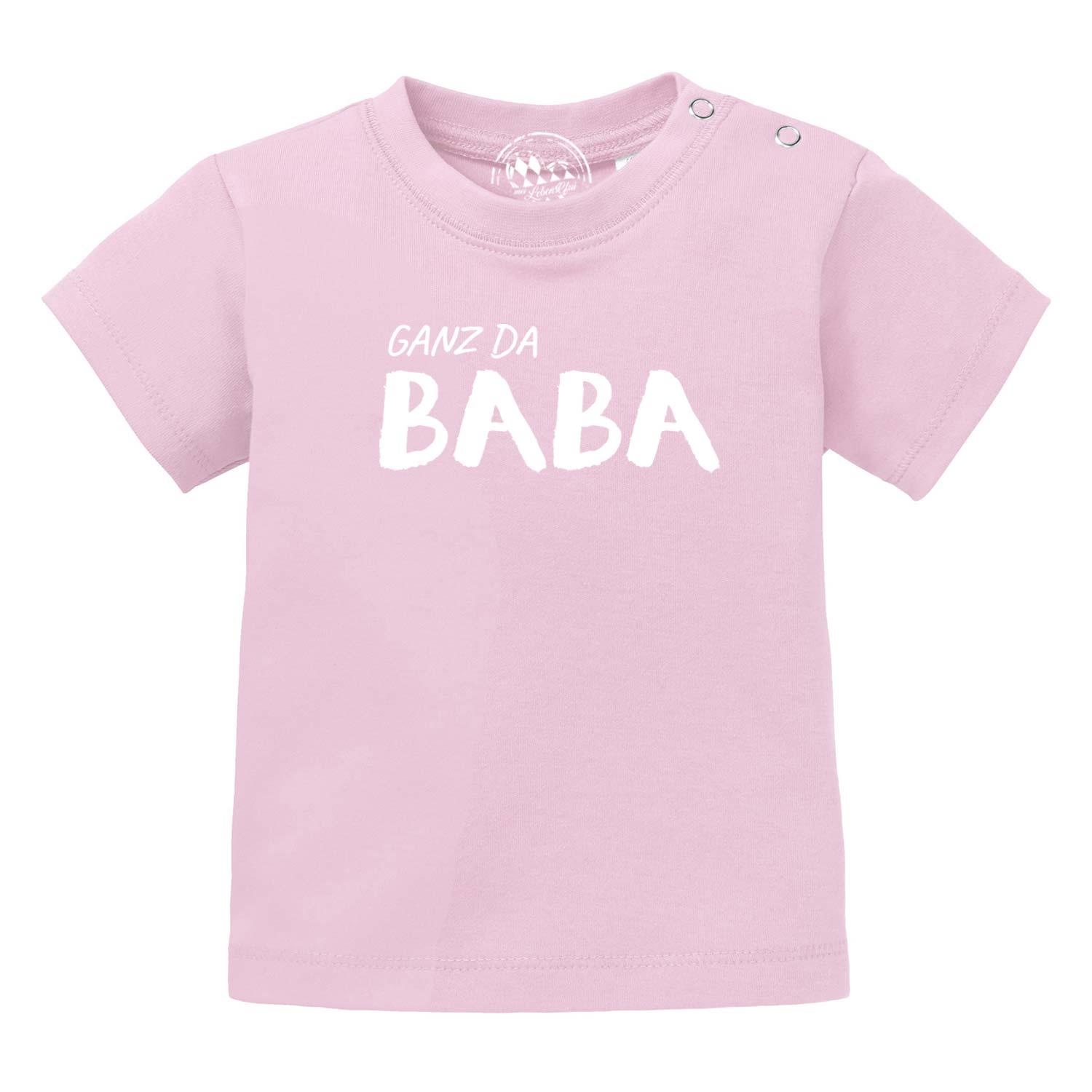 Rosa Baby T-Shirt Ganz da Baba mit weißem Aufdruck und praktischen Druckknöpfen an der Schulter.