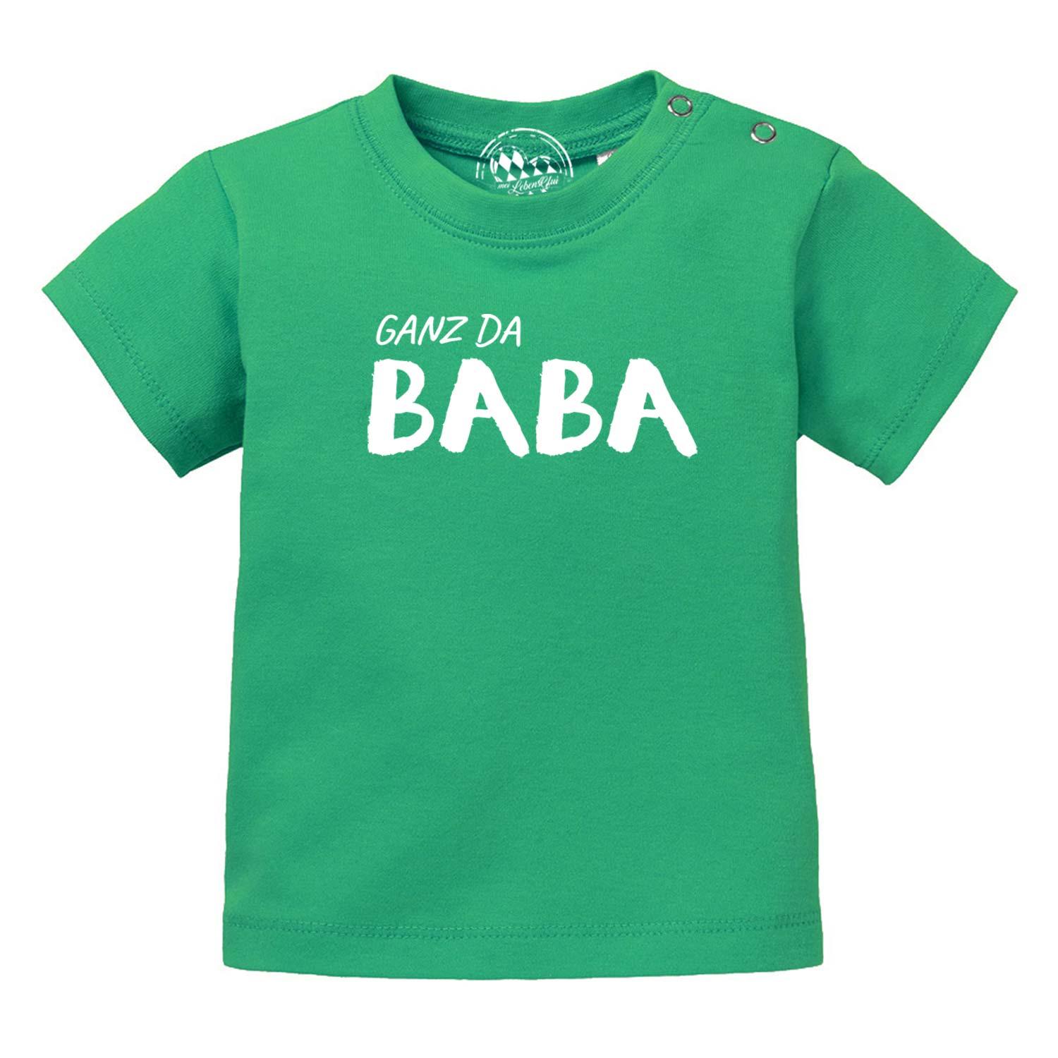 Grünes Baby T-Shirt Ganz da Baba mit weißem Aufdruck und praktischen Druckknöpfen an der Schulter.