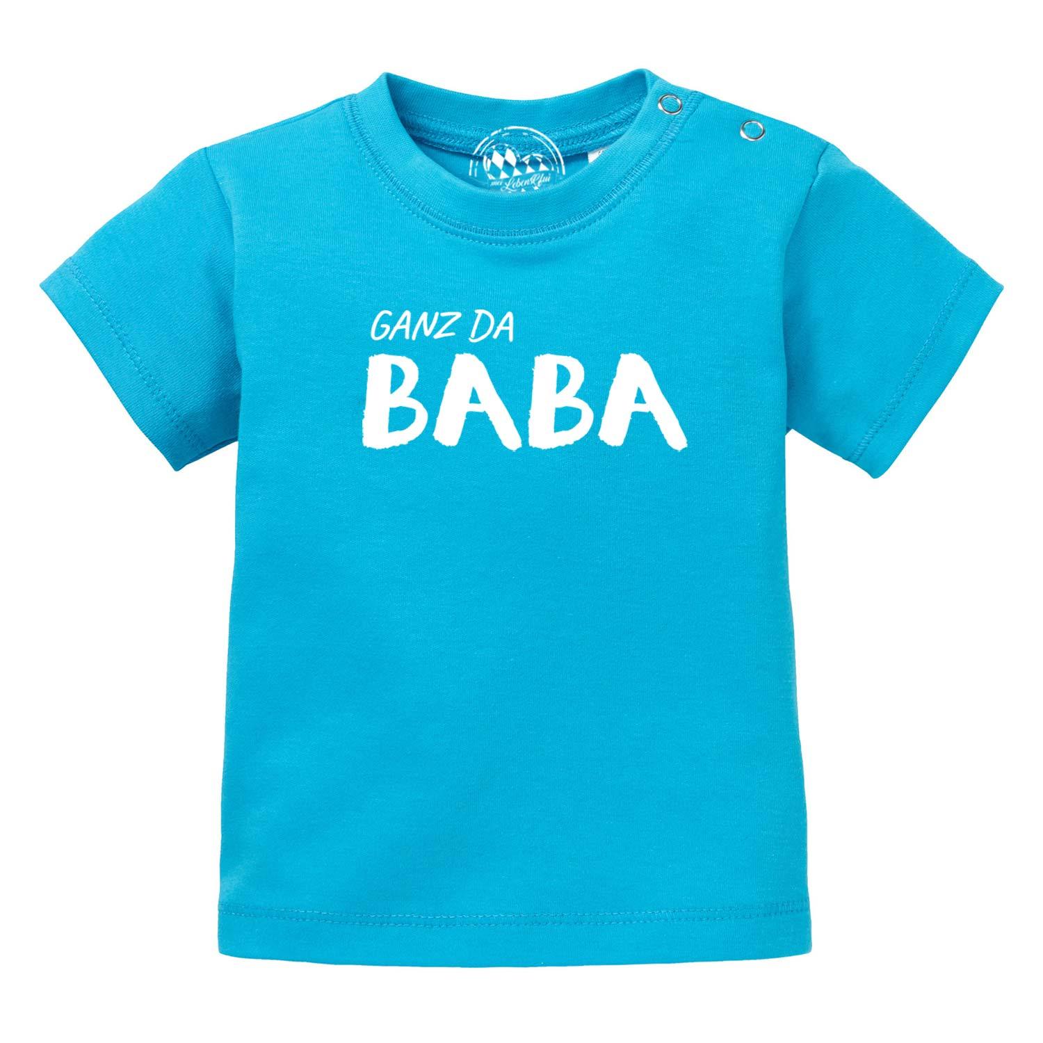 Baby T-Shirt "Ganz da Baba!" in leuchtendem Türkis mit weißem Schriftzug und Druckknöpfen an der Schulter.