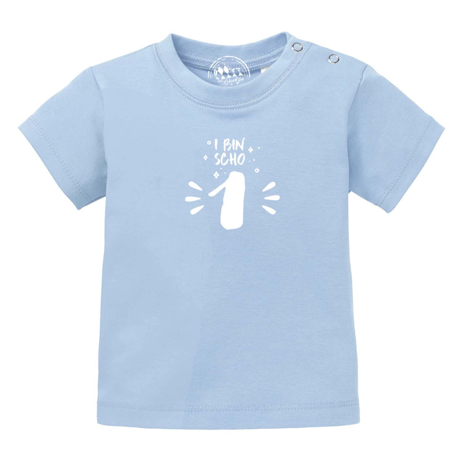 Hellblaues Baby-T-Shirt mit weißem Schriftzug „I bin scho 1!“, Rundhalsausschnitt, Bio-Baumwolle, Siebdruck.