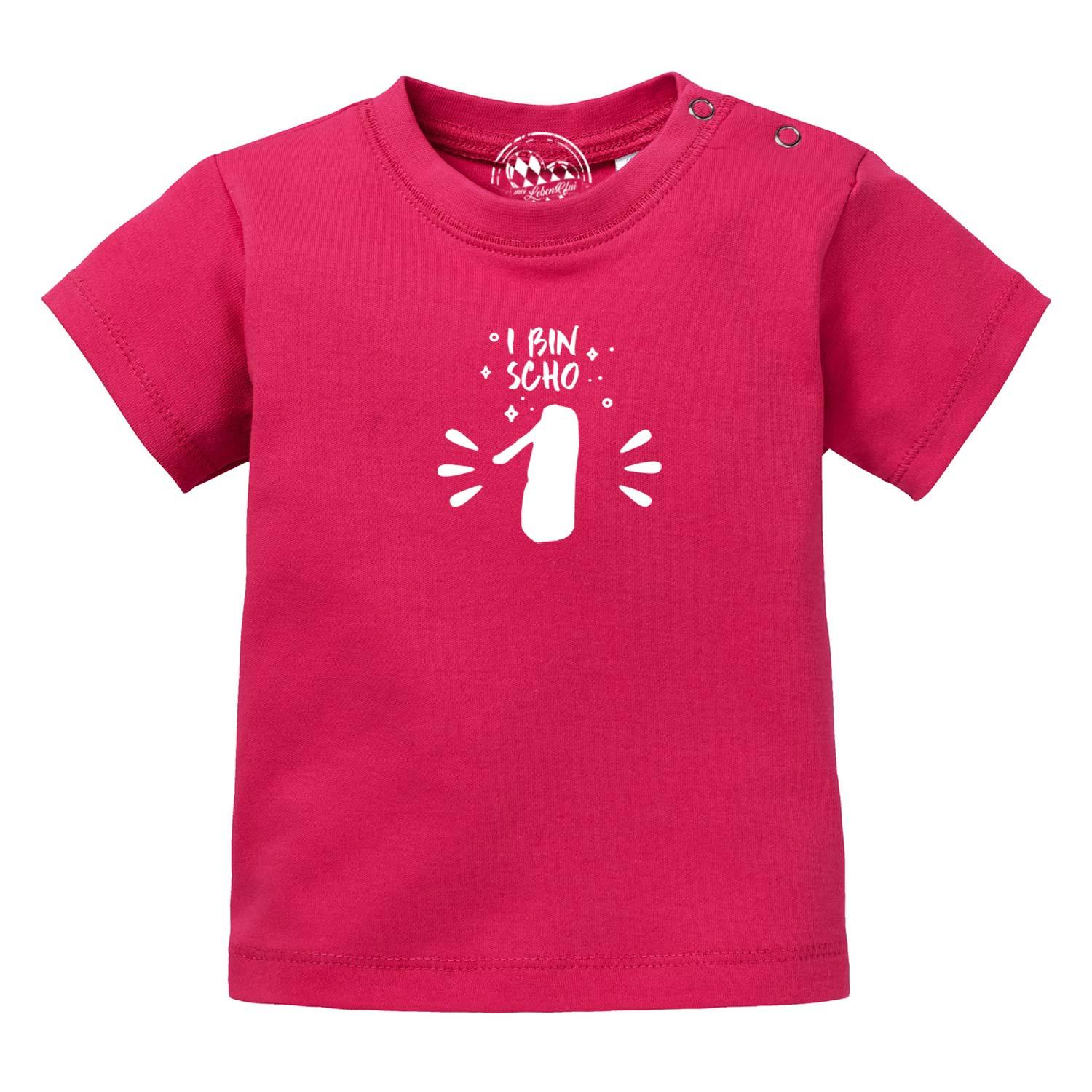 Hellblaues Baby-T-Shirt mit kurzem Arm, vorderseitigem Schriftzug "I bin scho 1!" in Weiß, 100 % Bio-Baumwolle.