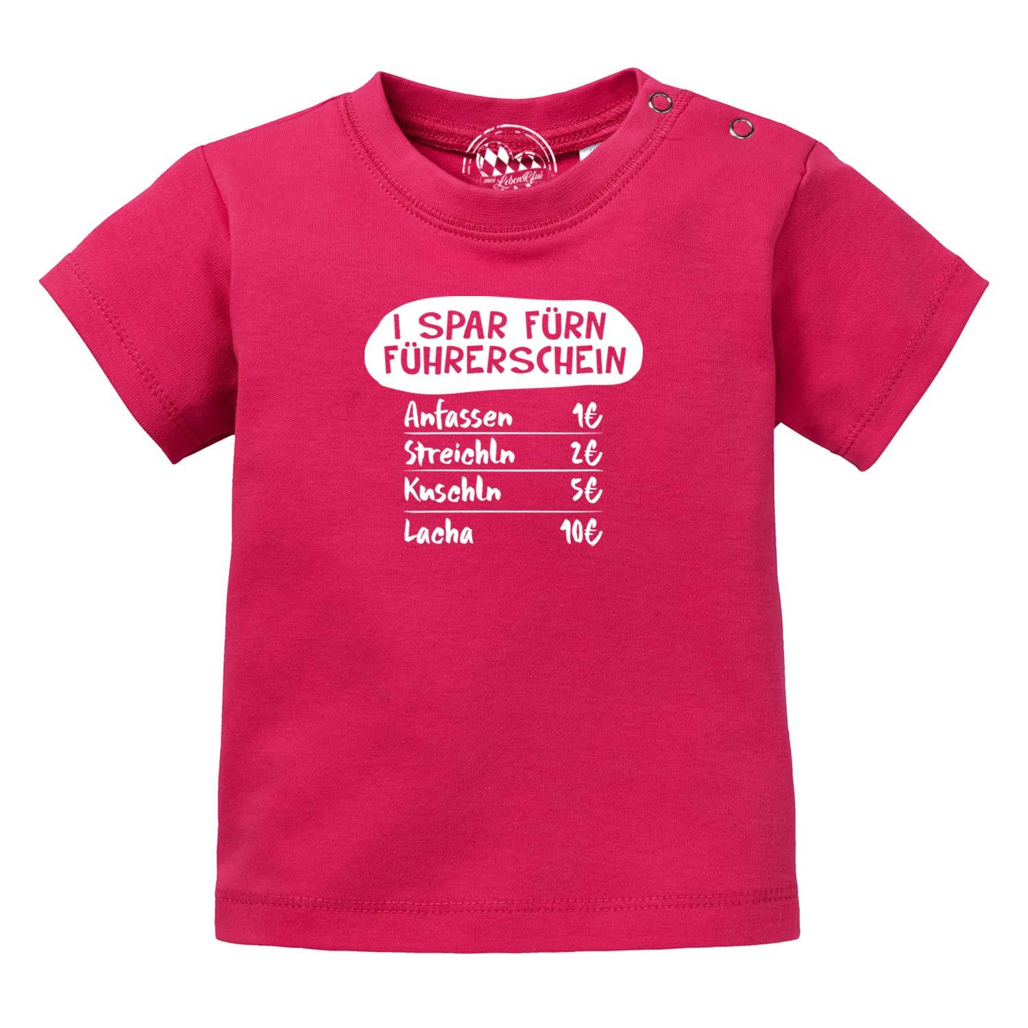 Weißes Baby-T-Shirt aus Bio-Baumwolle mit rosa Schriftzug „I spar fürn Führerschein…“, hochwertiger Siebdruck.