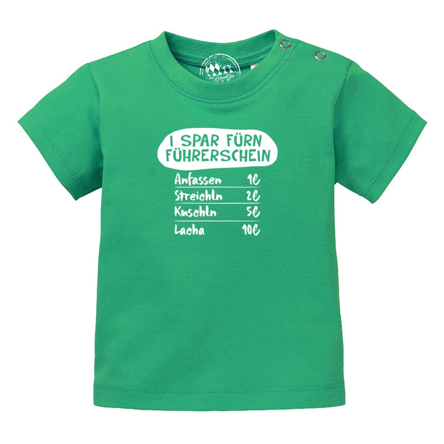 Weißes Baby-T-Shirt mit blauem bayerischem Schriftzug „I spar fürn Führerschein…“, Rundhals, 100 % Bio-Baumwolle.