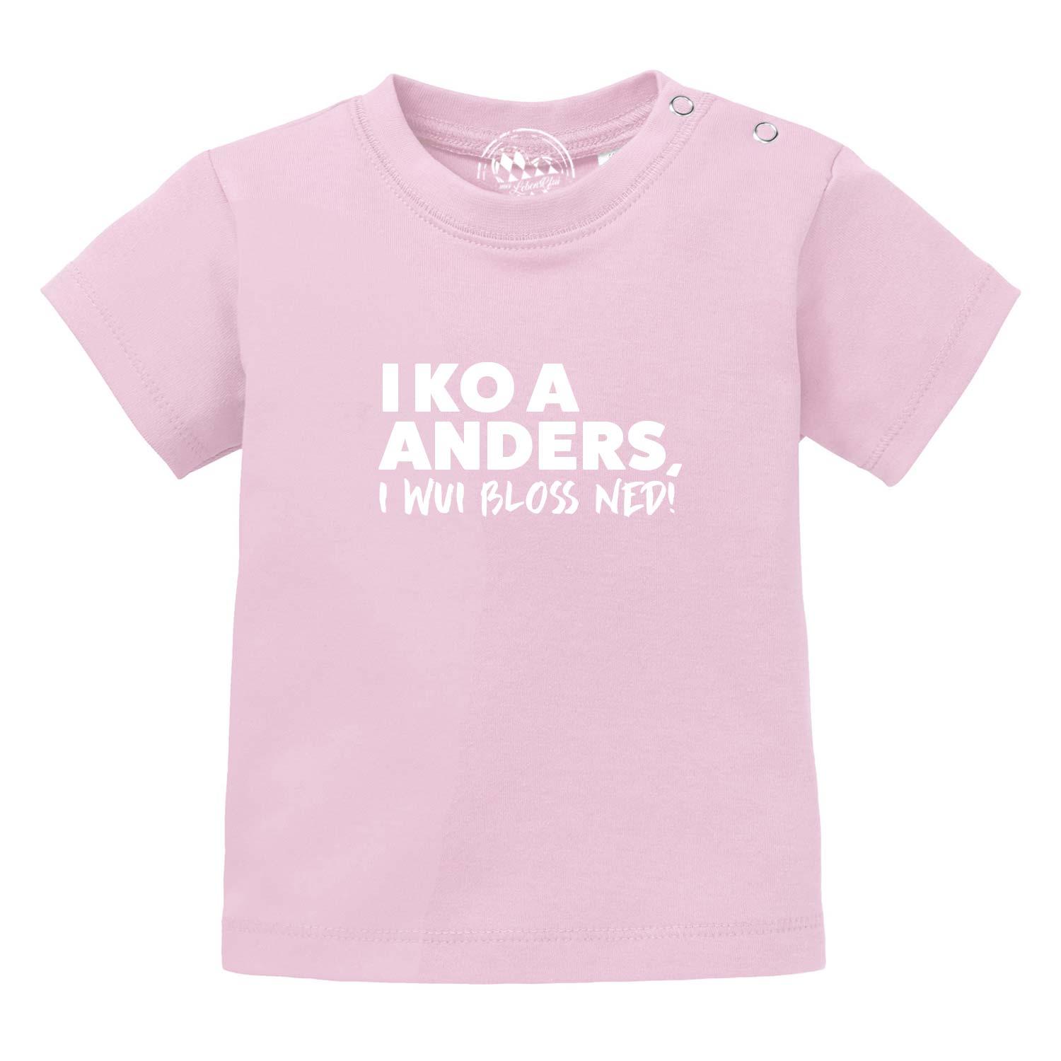 Baby-T-Shirt aus weißer Bio-Baumwolle mit blauem Siebdruck-Schriftzug „I wui bloß ned“, kurzärmelig, rundhals.