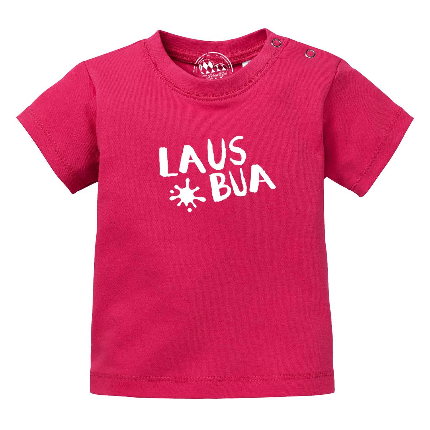Leuchtend pinkes Baby T-Shirt "Lausbua" aus Baumwolle mit weißem "Laus Bua" Aufdruck und Druckknöpfen.