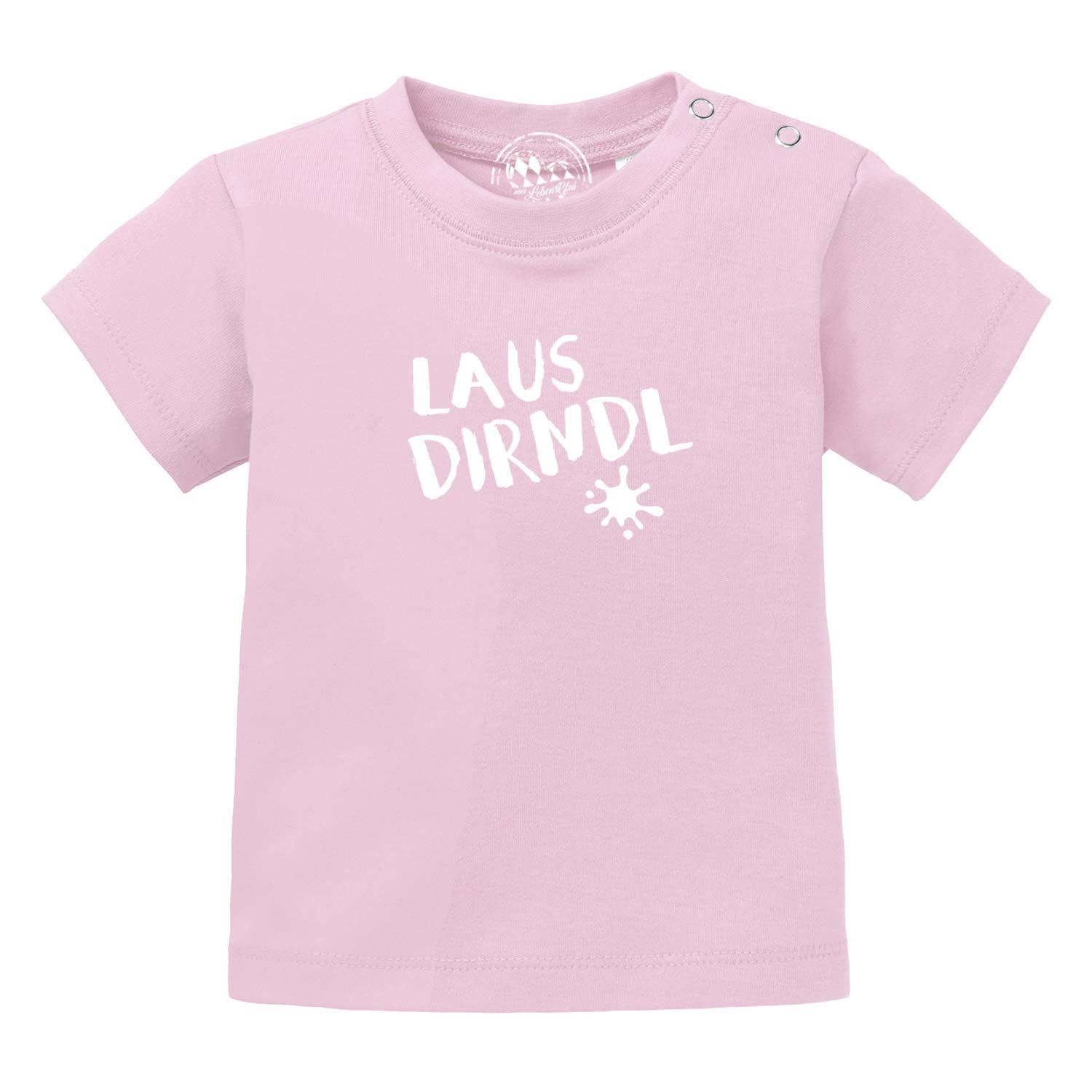 Baby-T-Shirt in Rosa mit weißem Schriftzug „Lausdirndl“, Rundhalsausschnitt, aus 100 % Bio-Baumwolle.