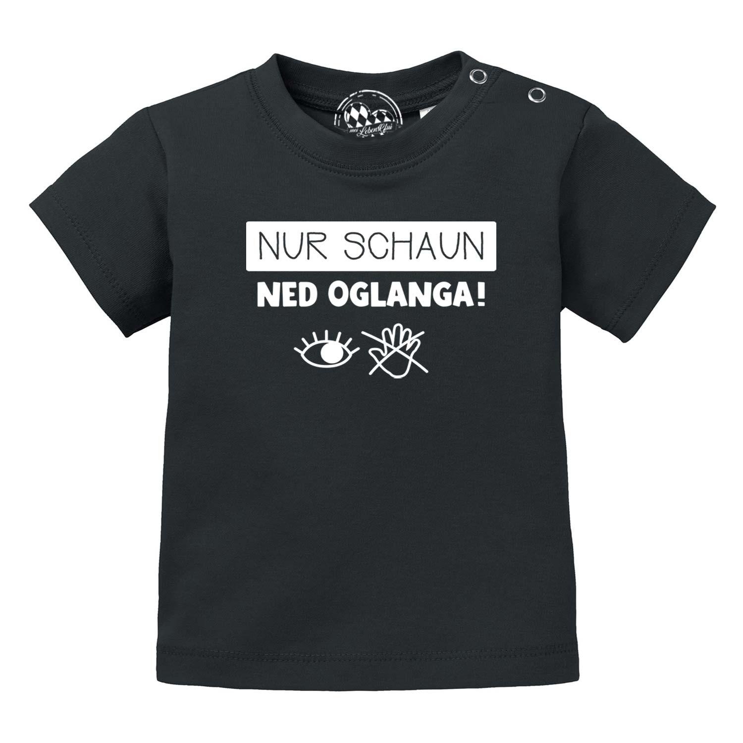 Hellblaues Baby-T-Shirt mit bayerischem Schriftzug „Nur schaun…“ auf der Brust, Rundhalsausschnitt, Bio-Baumwolle.