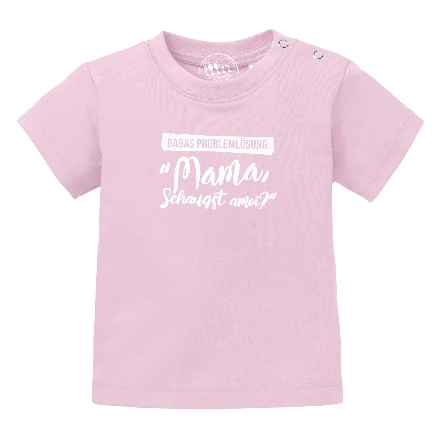 Bayerisches Baby-T-Shirt in Weiß mit schwarzem Schriftzug „Papas Problemlösung…“, Rundhalsausschnitt, aus 100 % Bio-Baumwolle.