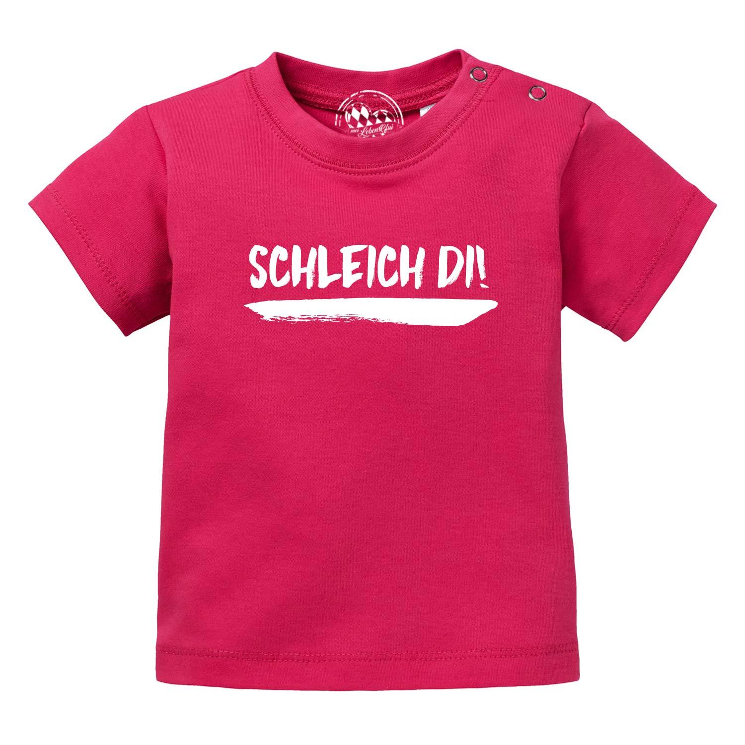 Baby T-Shirt "Schleich di!" in leuchtendem Pink mit weißem Schriftzug und Druckknöpfen an der Schulter.