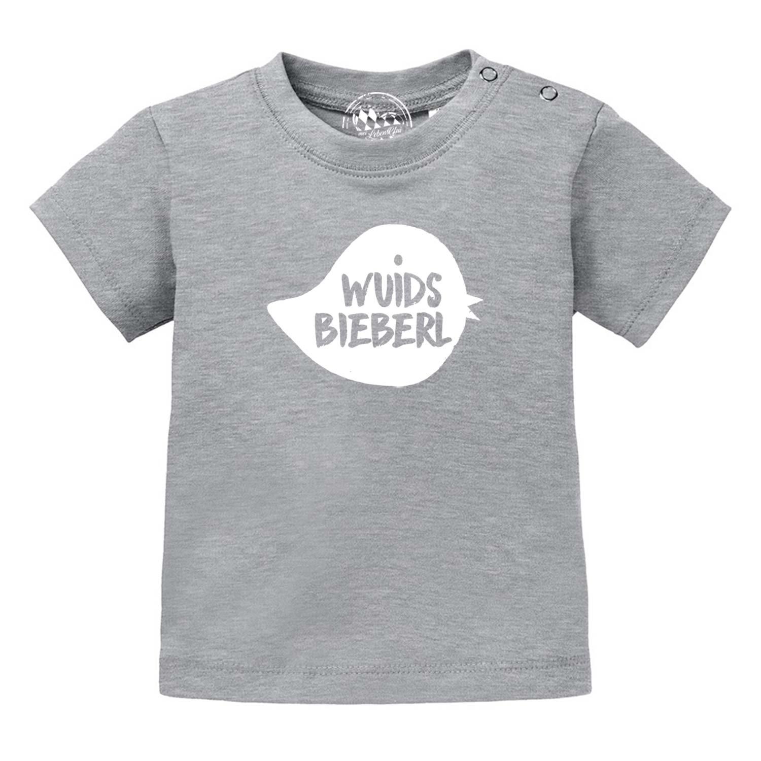Graues Baby T-Shirt Wuids Bieberl mit weißem Aufdruck und praktischen Druckknöpfen an der Schulter.