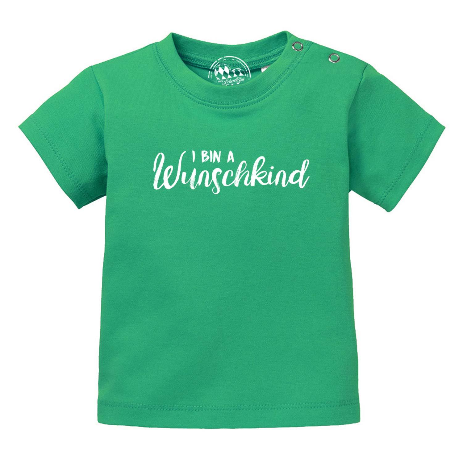 Grünes Baby T-Shirt Wunschkind mit weißem Schriftzug "I BIN A Wunschkind" und Druckknöpfen an der Schulter.