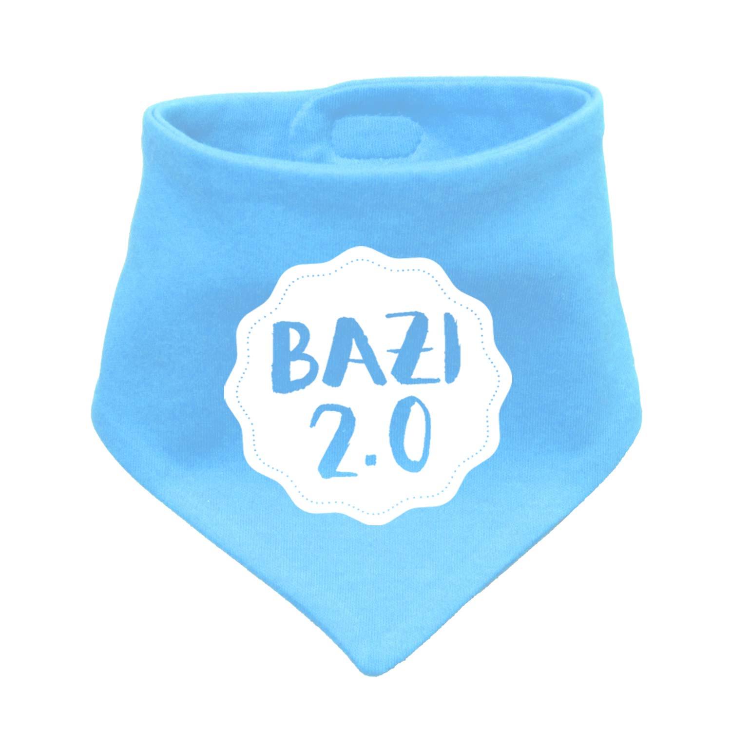 Helles blaues Babyhalstuch Bazi 2.0 aus weicher Baumwolle mit weißem Schriftzug und Ziersaum.