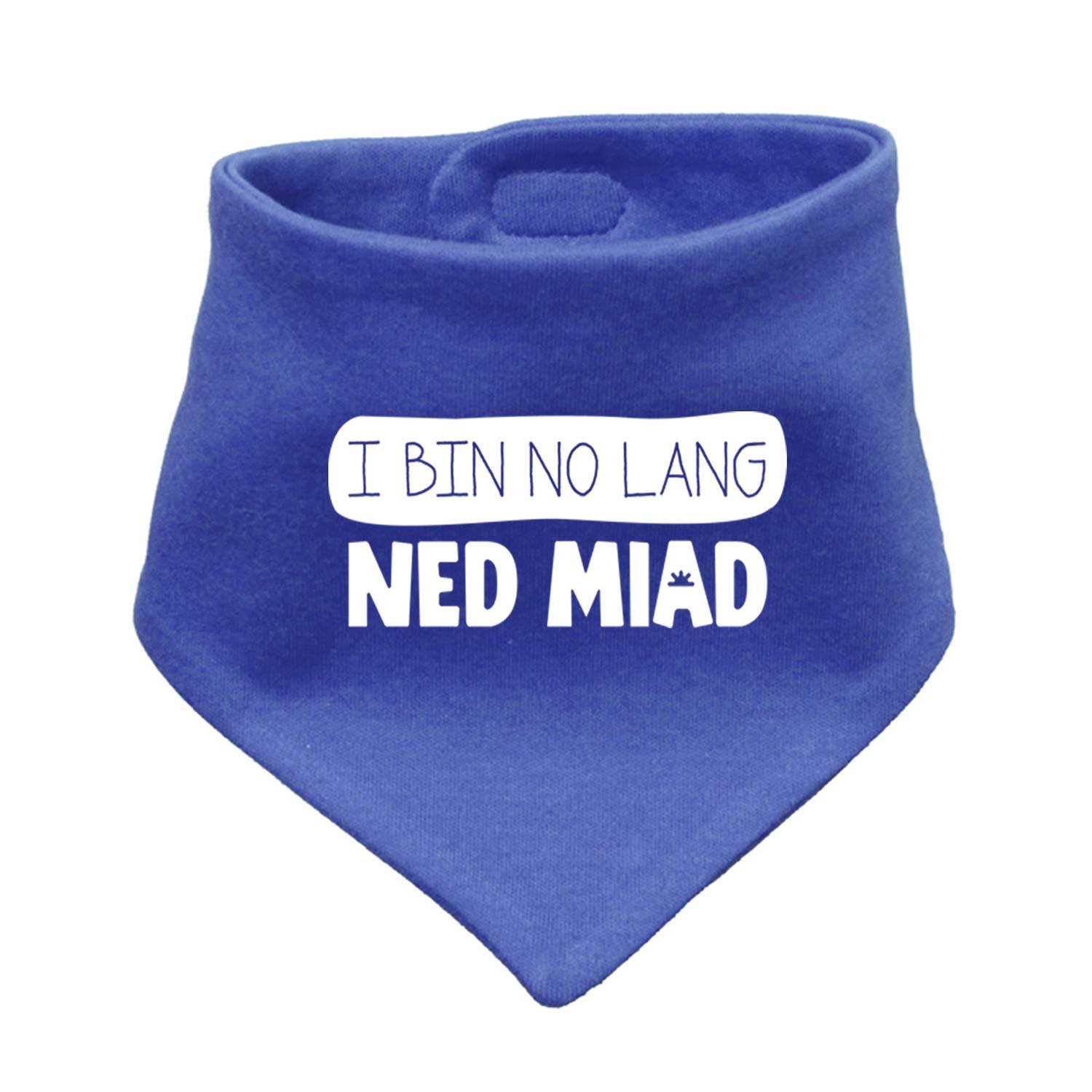 Blaues Babyhalstuch "no lang ned miad!" für Jungen und Mädchen mit weißem Schriftzug und Krone.