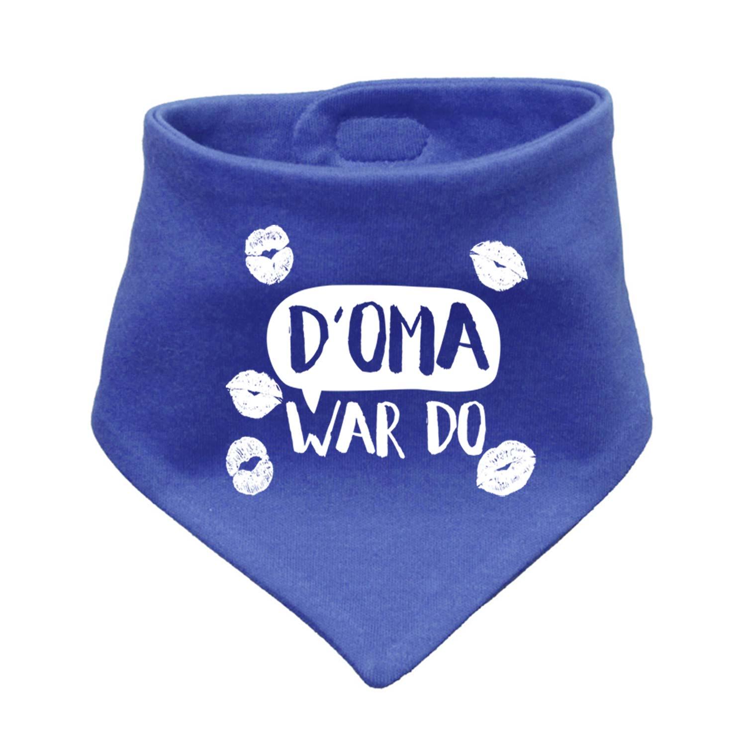 Babyhalstuch "D' Oma war do..." in Blau mit weißem Spruch und Lippenstiftküssen.