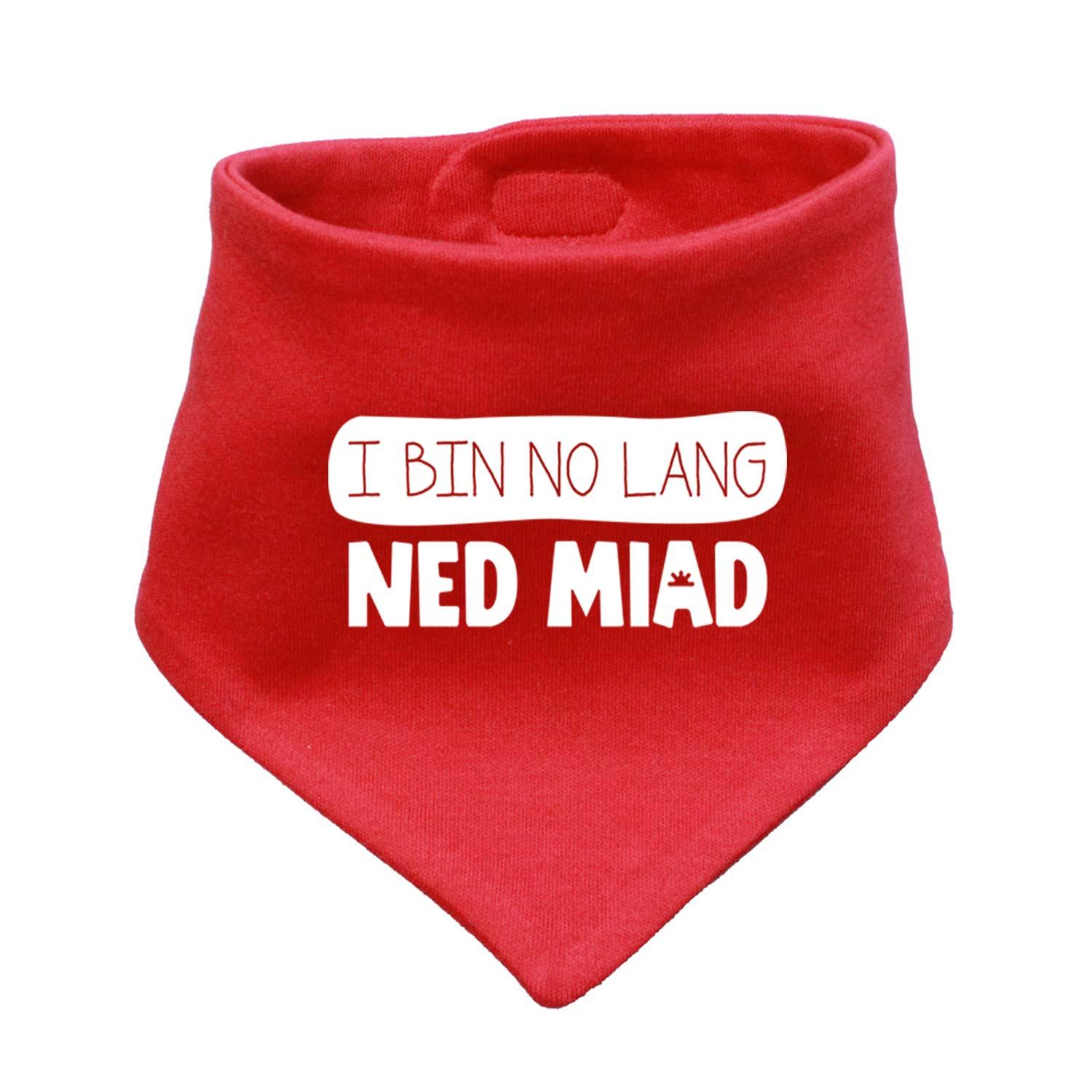 Rotes Babyhalstuch "no lang ned miad!" mit weißem Spruch und Krone, weicher Baumwollstoff für Babys.
