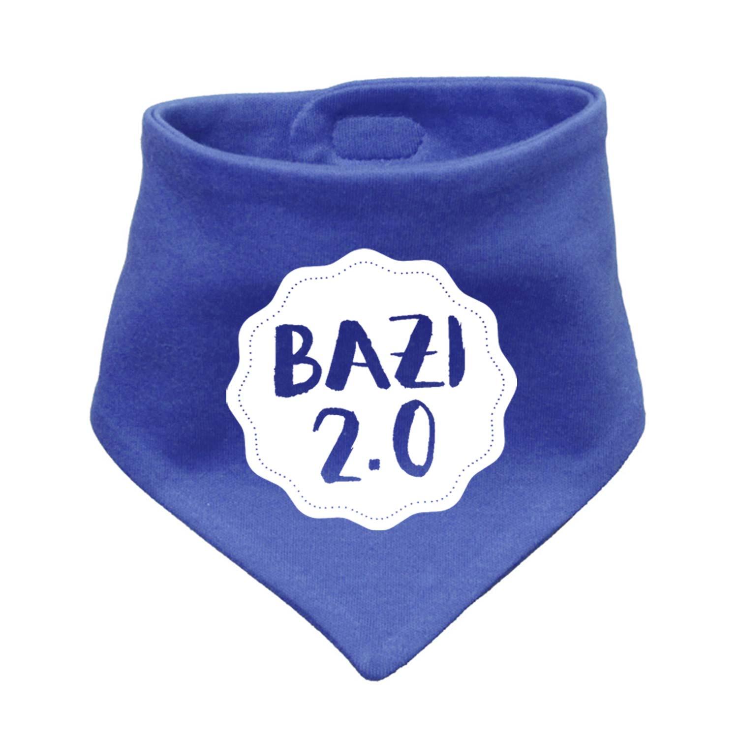 Dreieckiges Babyhalstuch aus Baumwolle in Blau mit weißem Schriftzug „Bazi 2.0“ und Druckknopfverschluss.