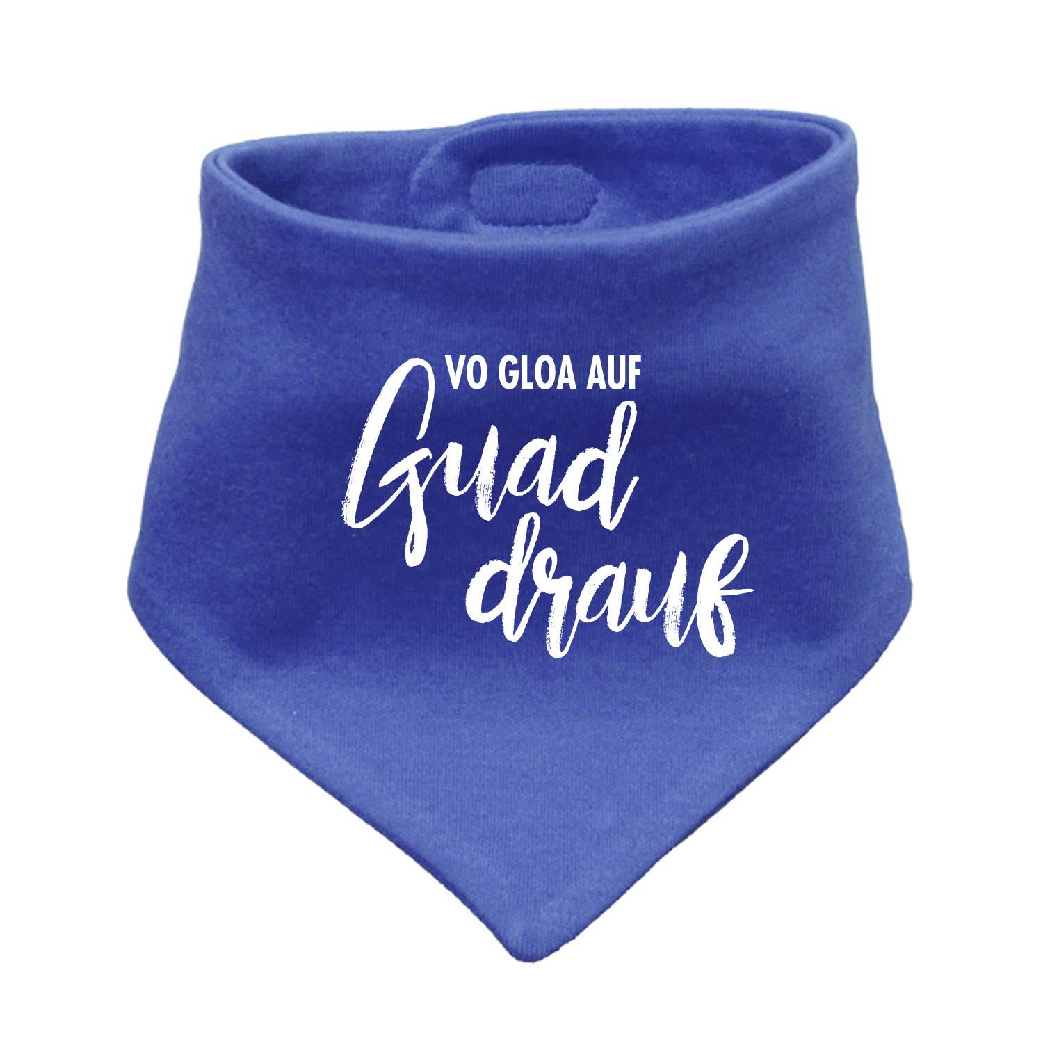 Dreieckiges Babyhalstuch in Rosa mit weißem Schriftzug „guad drauf“ und Druckknopfverschluss, aus Baumwolle.