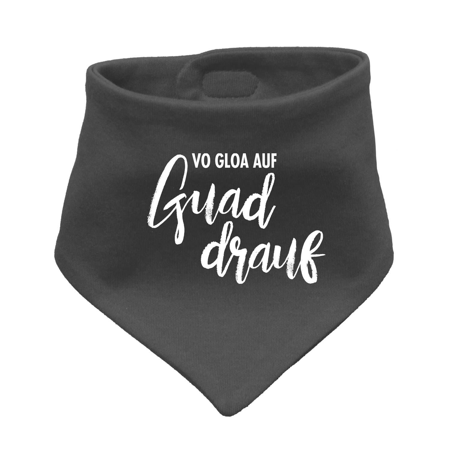 Dreieckiges Babyhalstuch in Rosa mit weißem Schriftzug „guad drauf“ und Druckknopfverschluss aus Baumwolle.