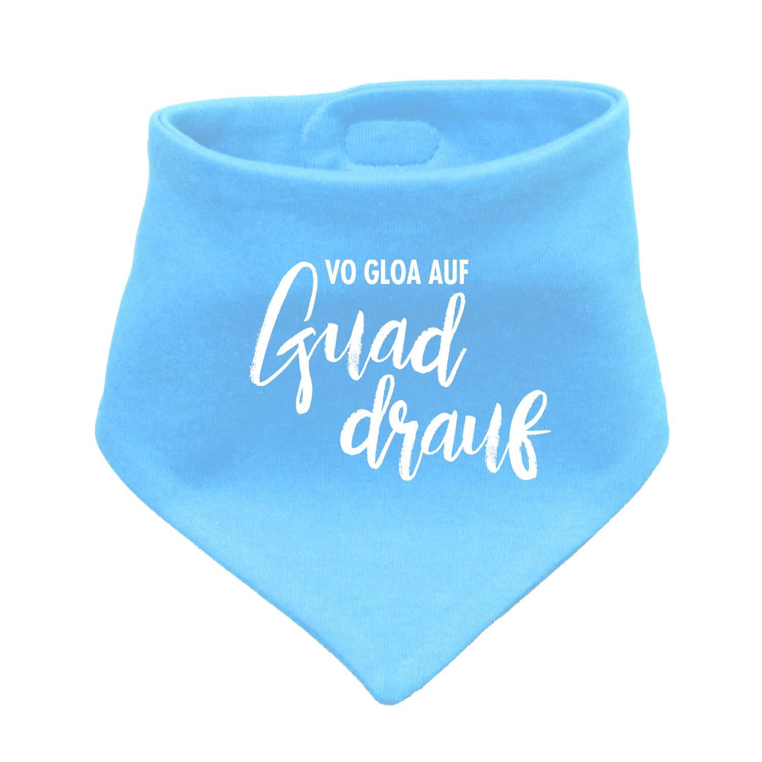 Dreieckiges Babyhalstuch in Hellgrau mit weißem Schriftzug „guad drauf“, weichem Stoff und Druckknopfverschluss.