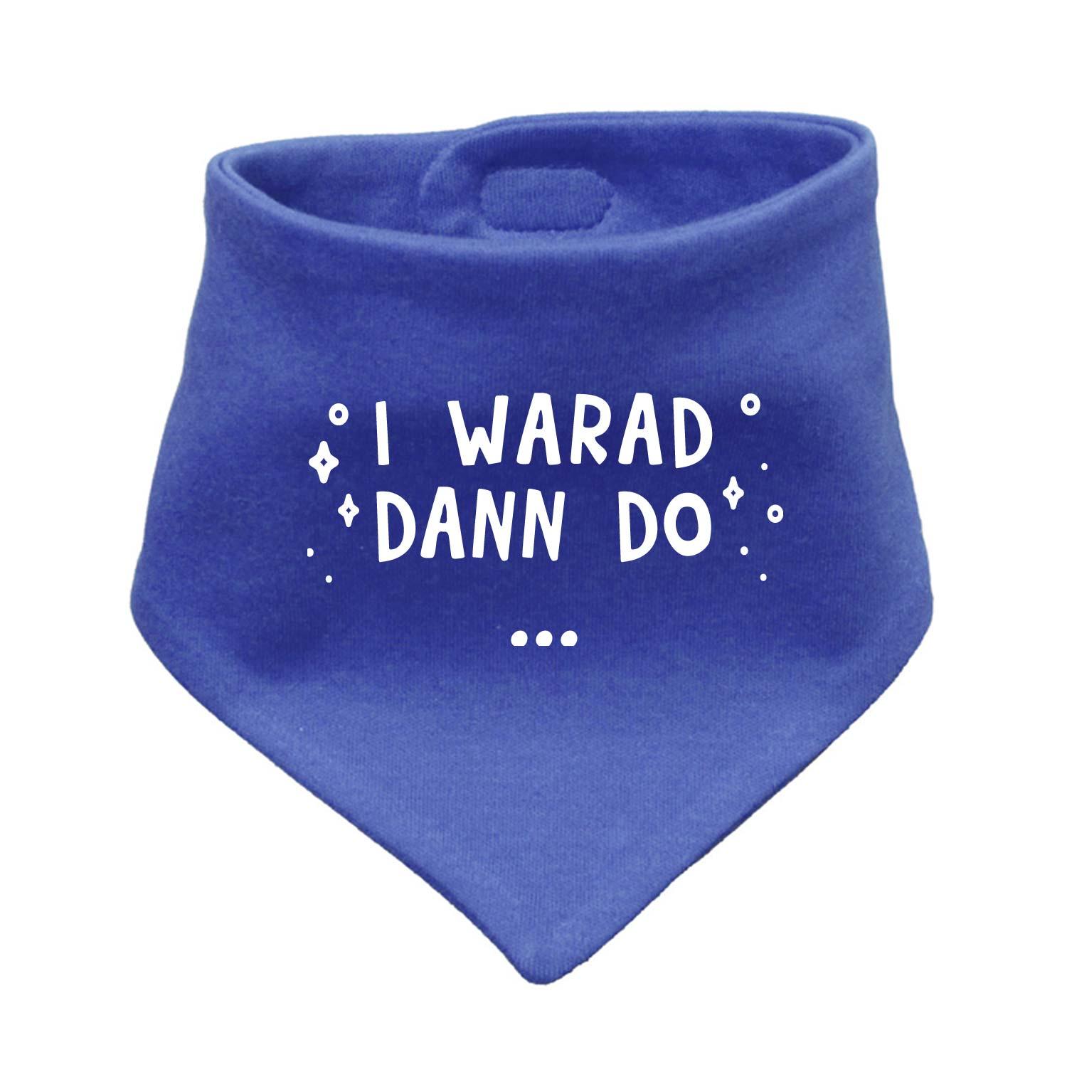 Dreieckiges Babyhalstuch in Hellblau mit weißem Herzmuster und rotem Schriftzug „I warad dann do“, aus Baumwolle.