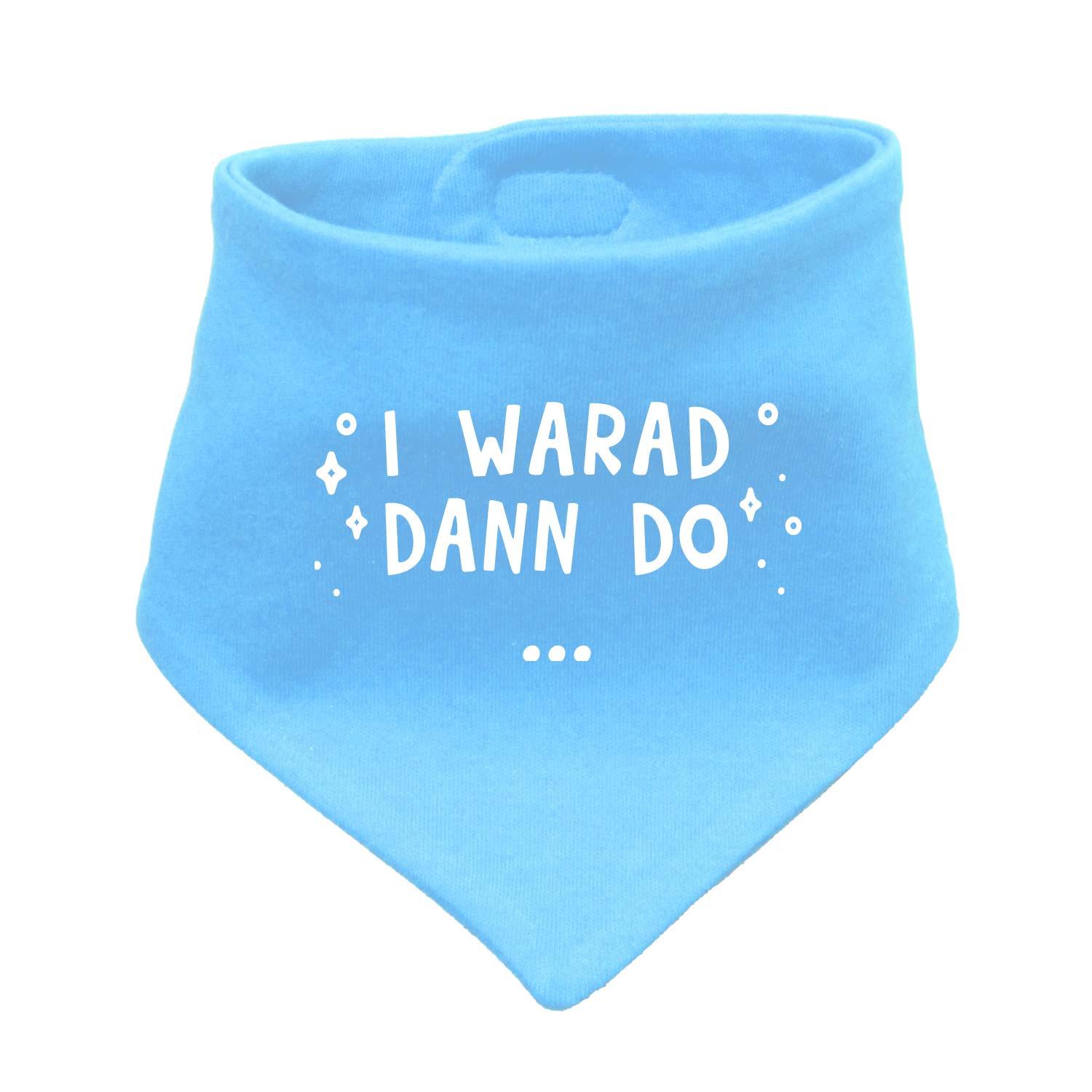Dreieckiges Babyhalstuch in Blau mit weißem Schriftzug „I warad dann do“, grauer Rückseite und Druckknopfverschluss.