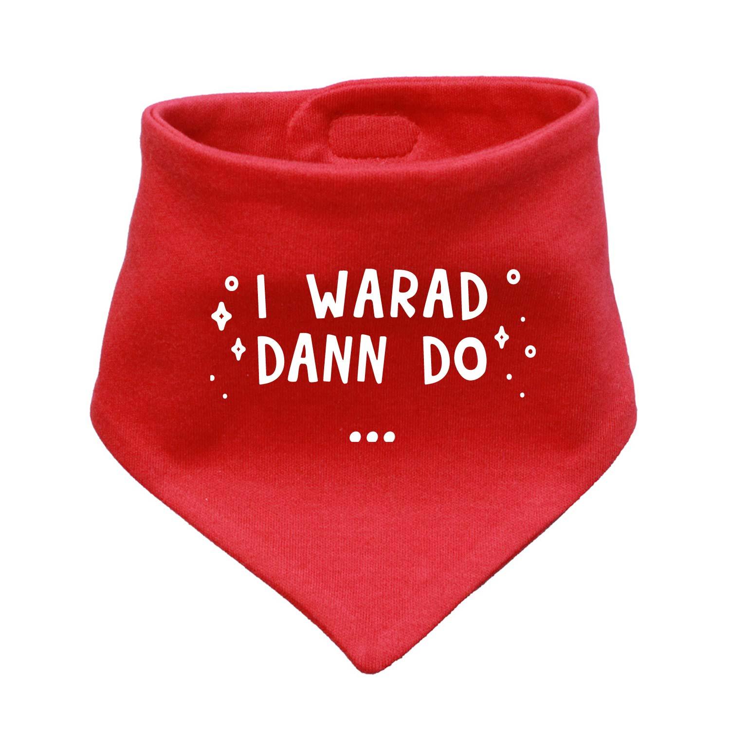 Hellblaues Babyhalstuch in Dreiecksform mit weißem Spruch „I warad dann do“ und weicher Stoffstruktur.