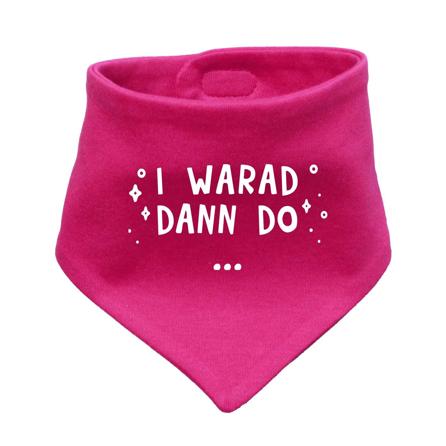Babyhalstuch in Dreiecksform aus weichem Stoff, grau mit weißem Herzmuster und Schriftzug „I warad dann do“ vorne.