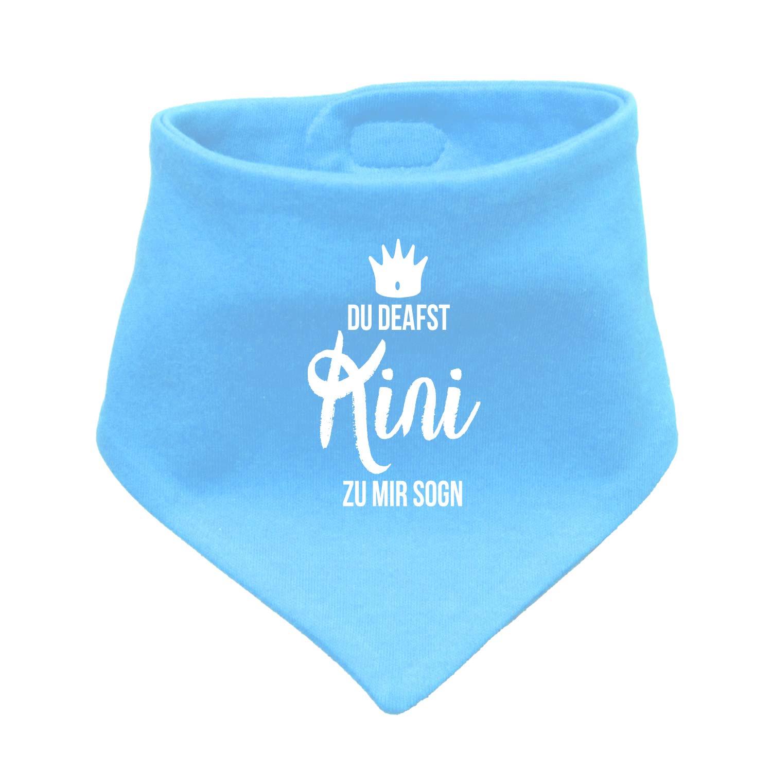 Dreieckiges Babyhalstuch in Hellblau mit weißem Schriftzug „Kini“, Druckknopfverschluss, aus weichem Stoff.