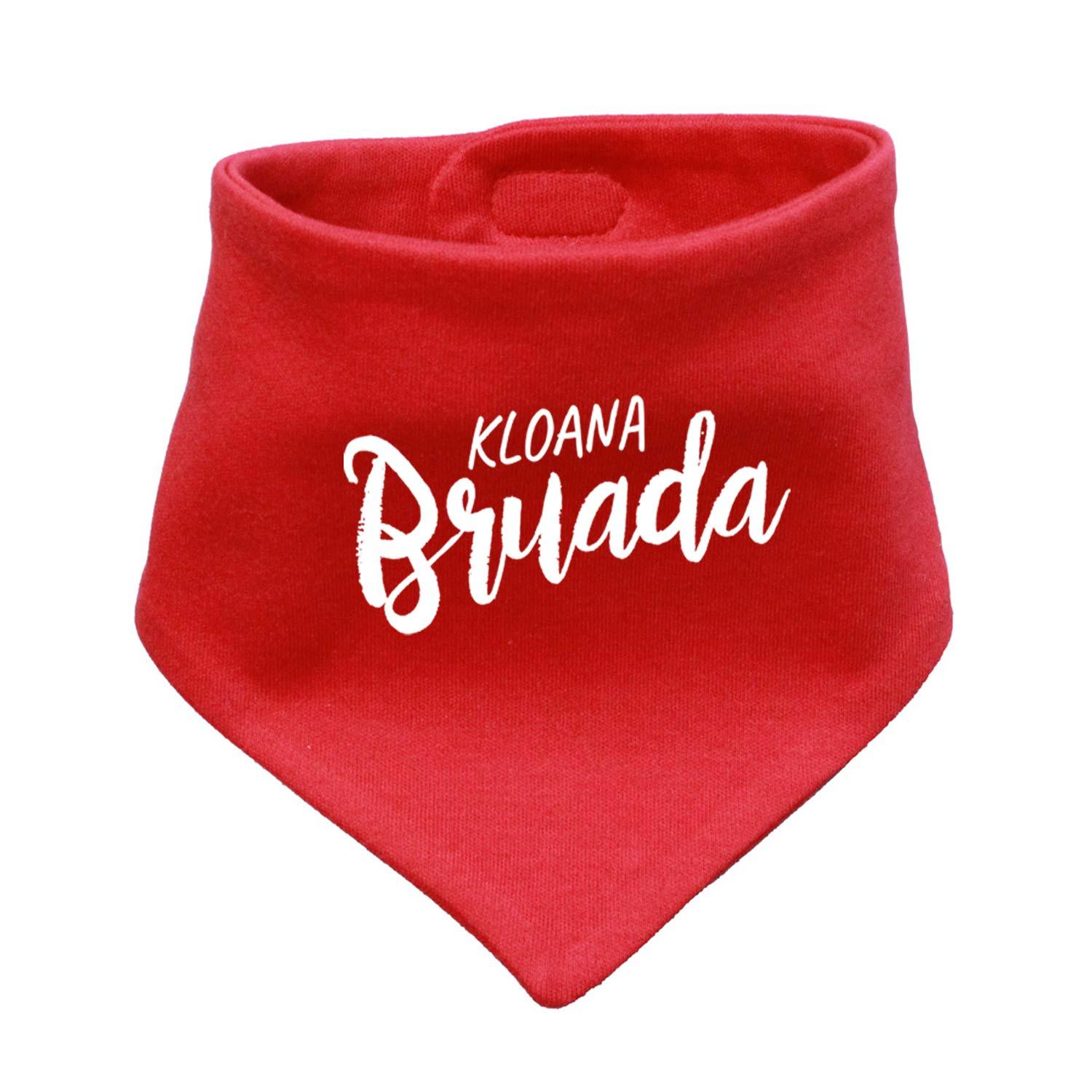 Dreieckiges Babyhalstuch in Hellgrau mit weißem Schriftzug „Kloana Bruada“, weiches Baumwollmaterial.