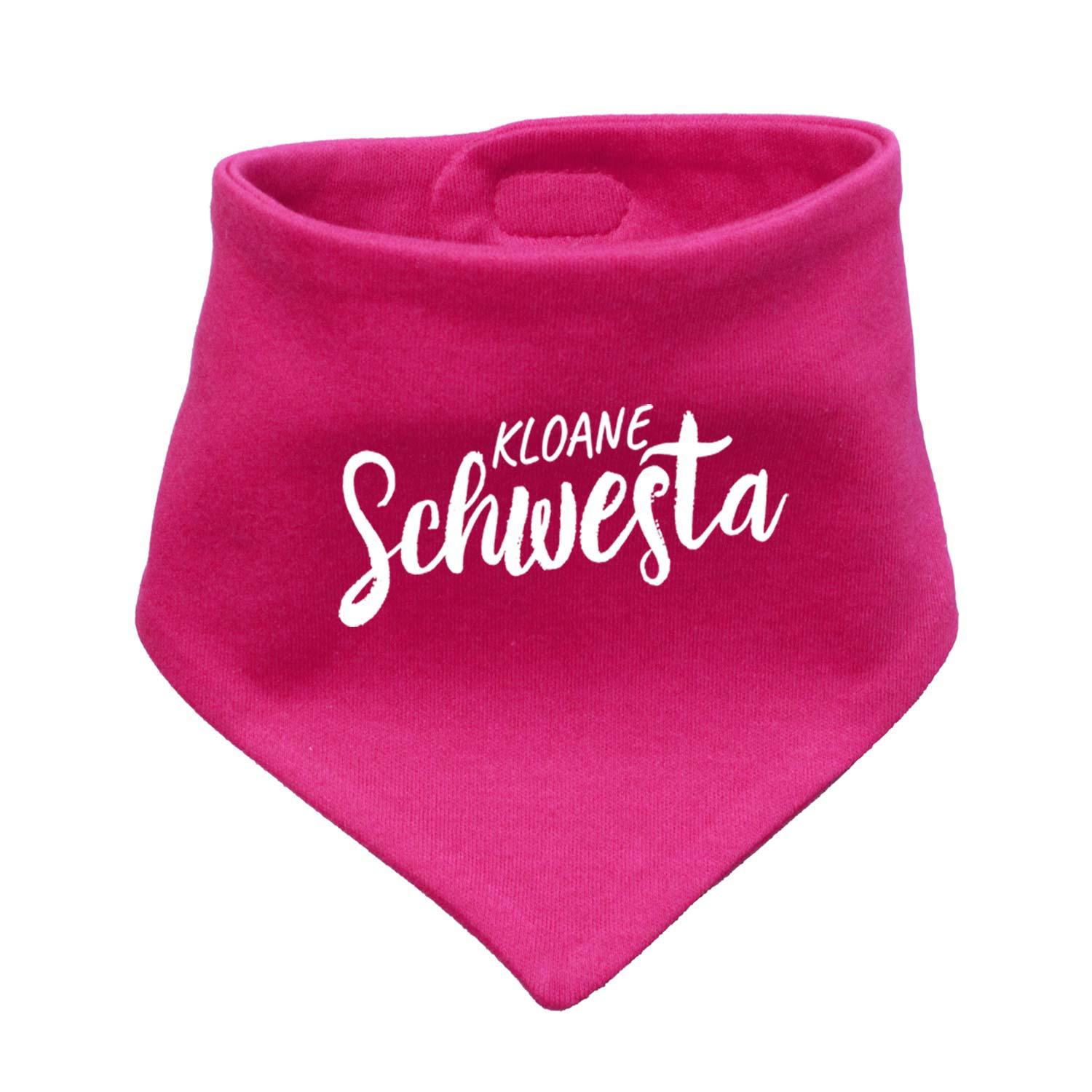 Dreieckiges Babyhalstuch in Rosa mit weißem Herzmuster und Schriftzug „Kloane Schwesta“, aus weicher Baumwolle.