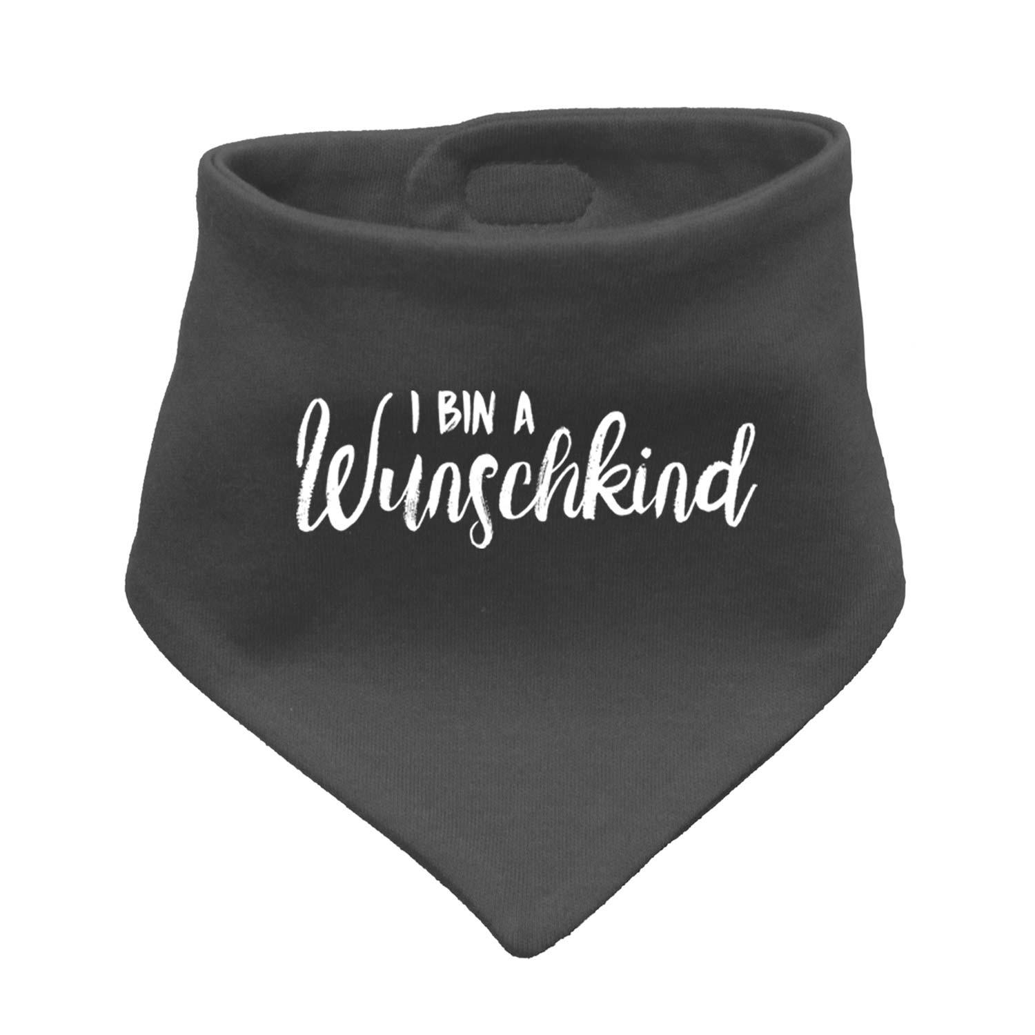 Dreieckiges Babyhalstuch in Hellblau mit weißem Herzchenmuster und Schriftzug „Wunschkind“ vorne; Baumwolle.