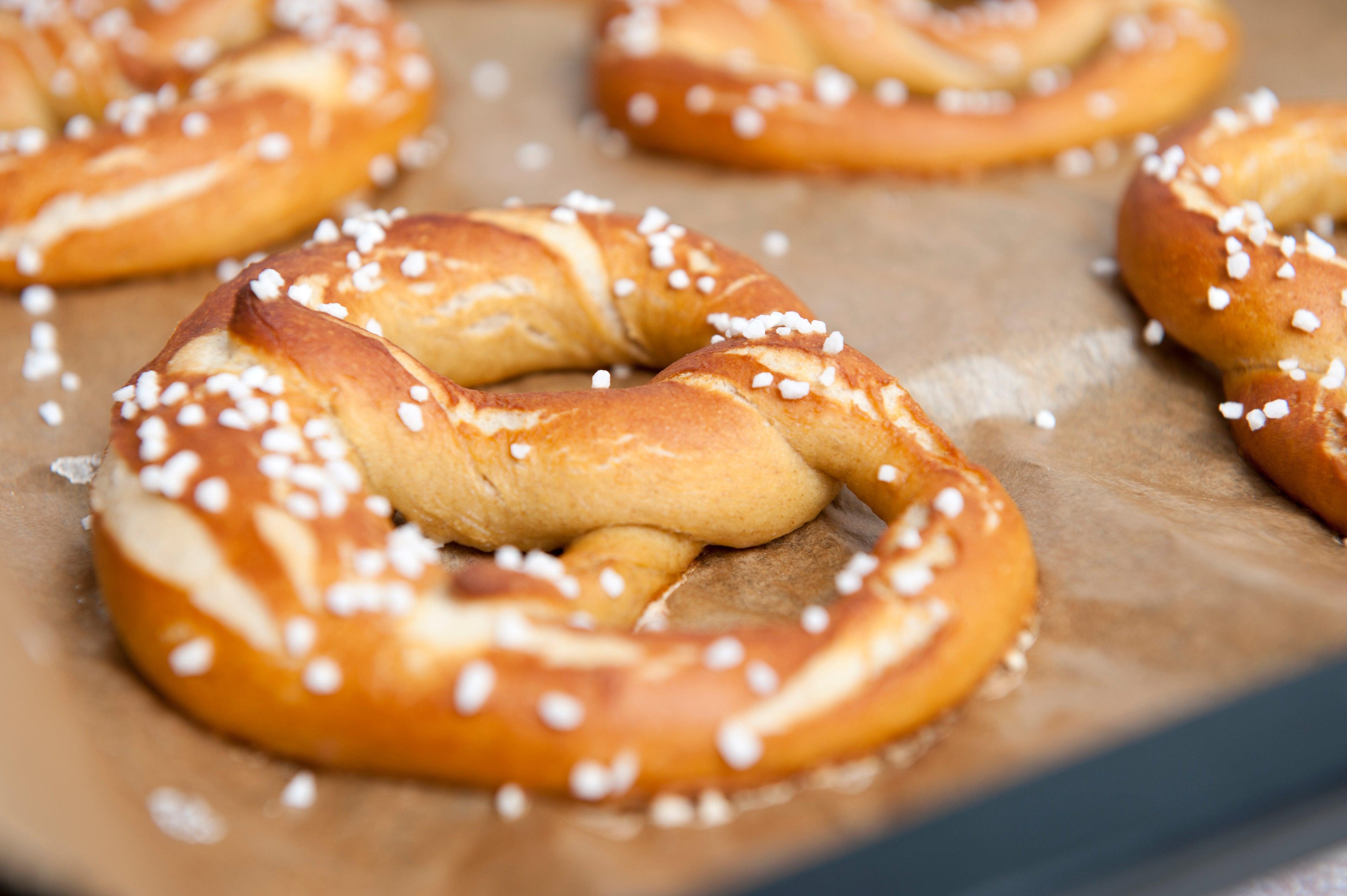 Brezn-Backmischung aus Dinkelmehl zum einfachen Selberbacken von 12 goldbraunen, klassischen Laugenbrezn, 635 g.