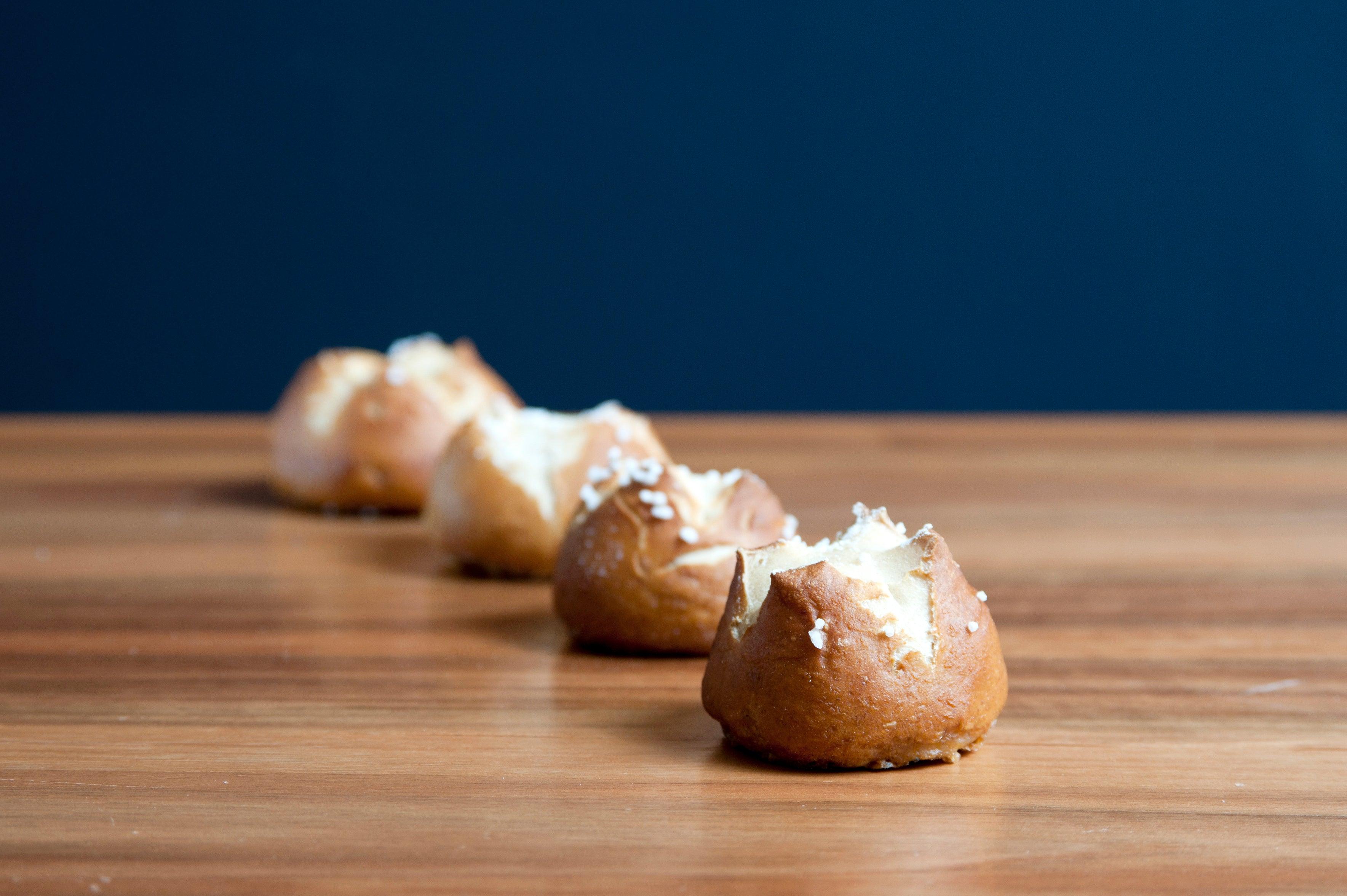 Brezn-Backmischung aus Dinkelmehl für 12 goldbraune Laugenbrezn, regional hergestellt in der Hallertau, 635 g.