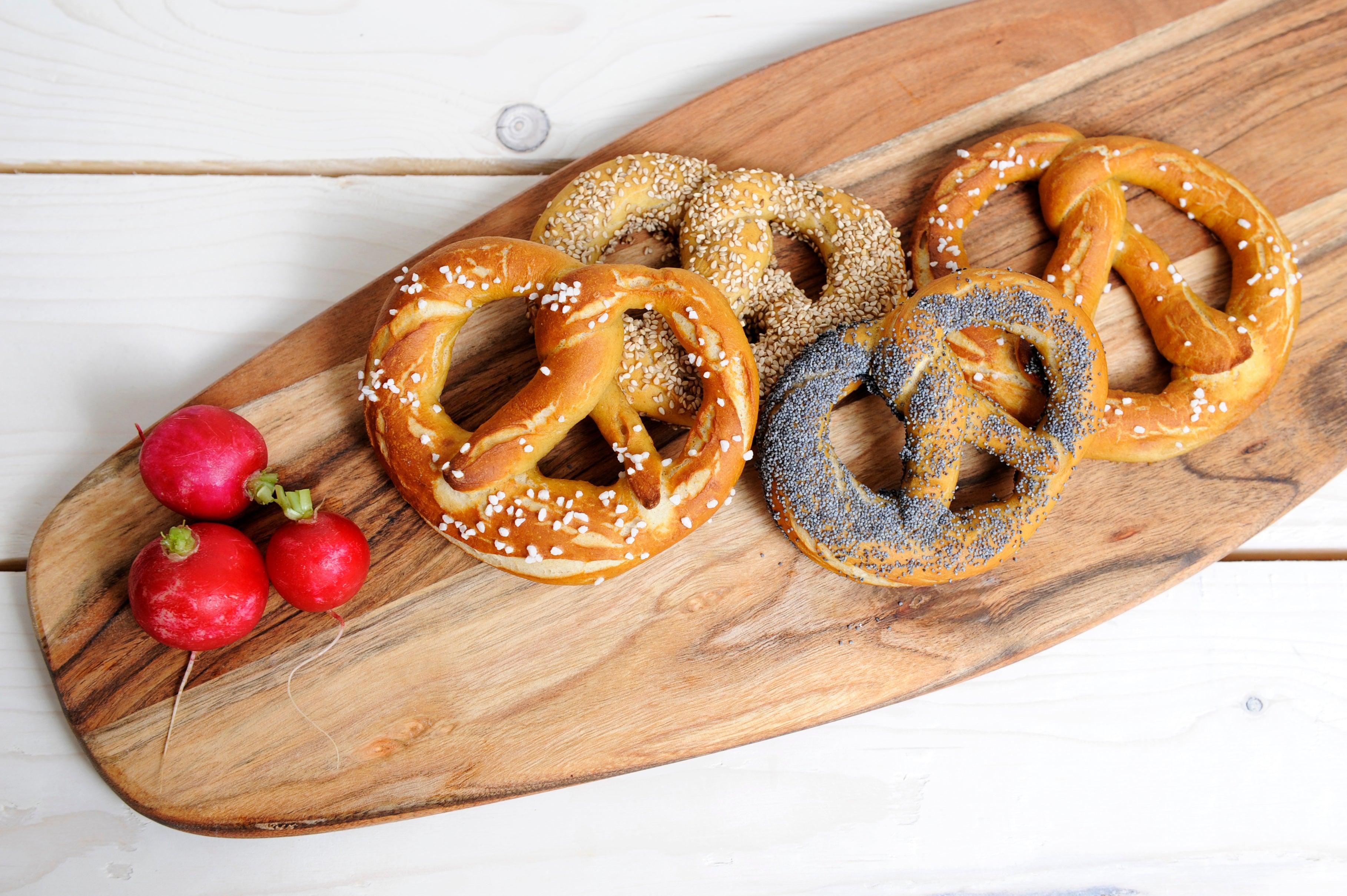 Brezn-Backmischung aus Dinkelmehl mit grobkörnigem Salz, ergibt 12 goldbraune Brezn, Packungsinhalt 635 g.