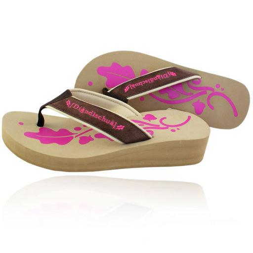 Badesandale mit besticktem braunem Lederriemen und Eichenlaub-Stickerei auf schwarzem Fußbett.