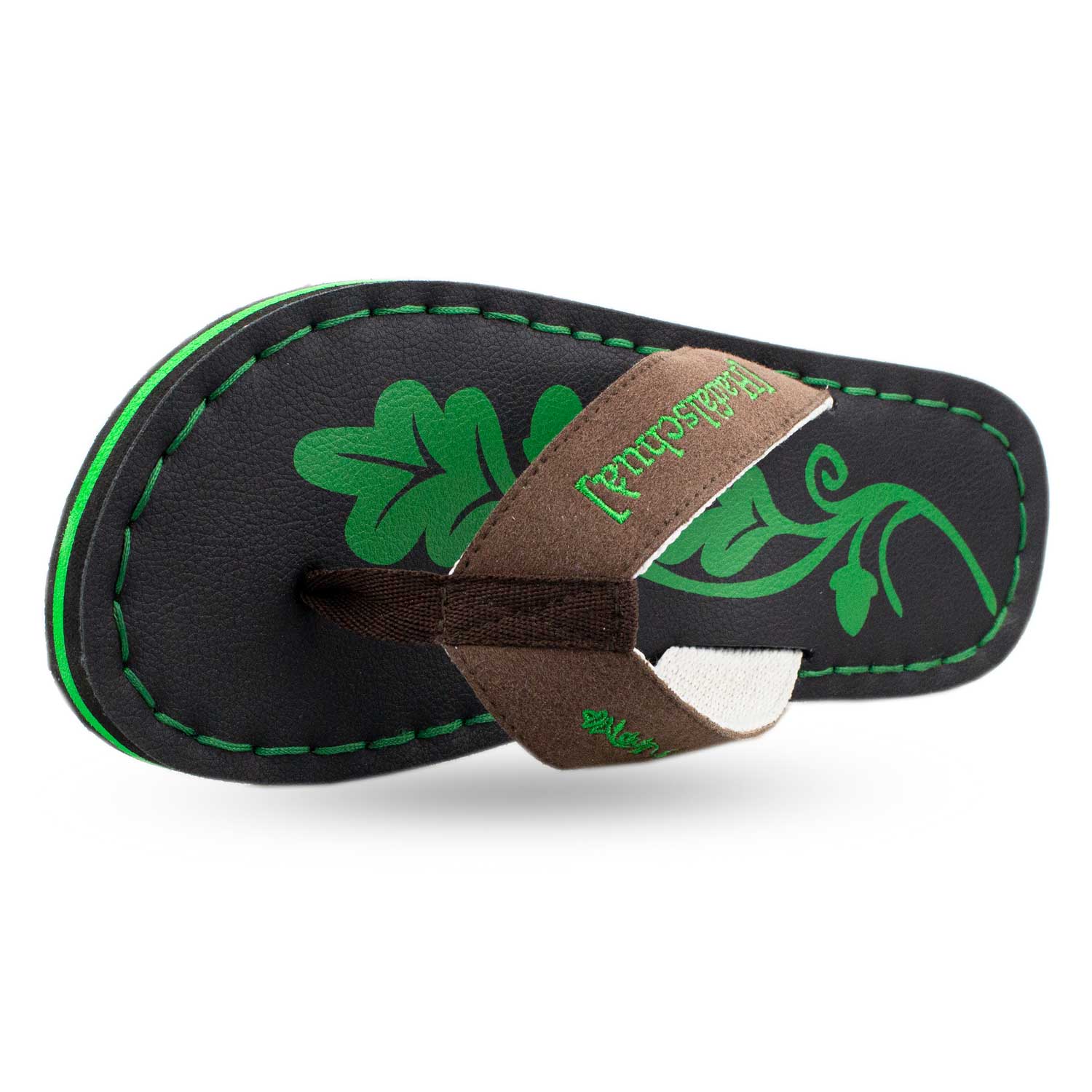 Badesandale Haferlschuh mit grünem Muster auf schwarzer Sohle und braunem Riemen, seitlich fotografiert.