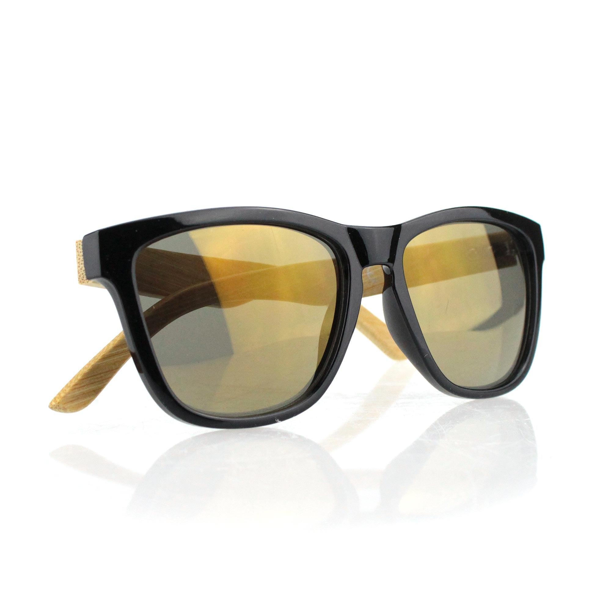 Sonnenbrille mit schwarzem Kunststoffrahmen, Bambusbügeln und seitlicher Gravur "Gäh mia aus da Sunn!".