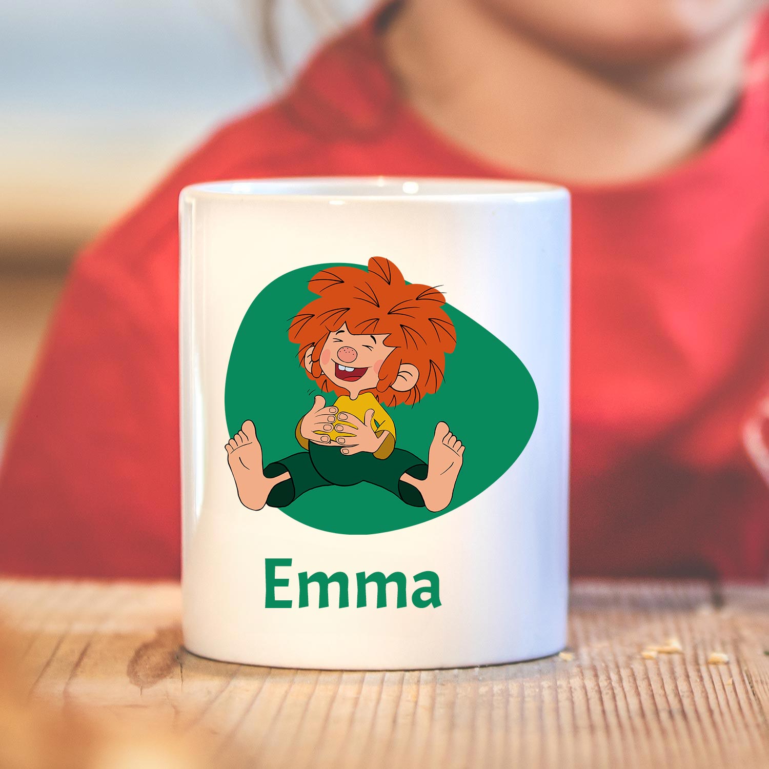 Weiße Keramiktasse mit Pumuckl-Motiv auf der Vorderseite, personalisierbar mit Wunschname, ca. 330 ml.