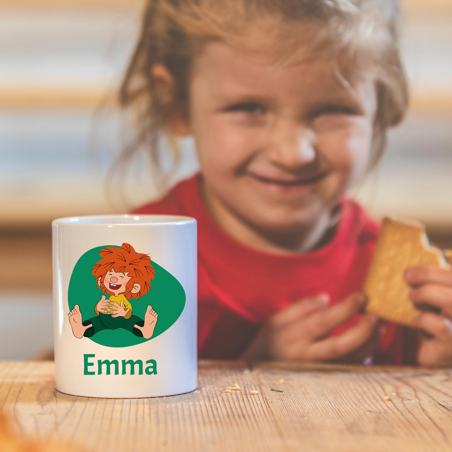 Weiße Keramiktasse mit Pumuckl-Motiv und rotem Henkel, personalisiert mit Wunschname, ca. 330 ml.