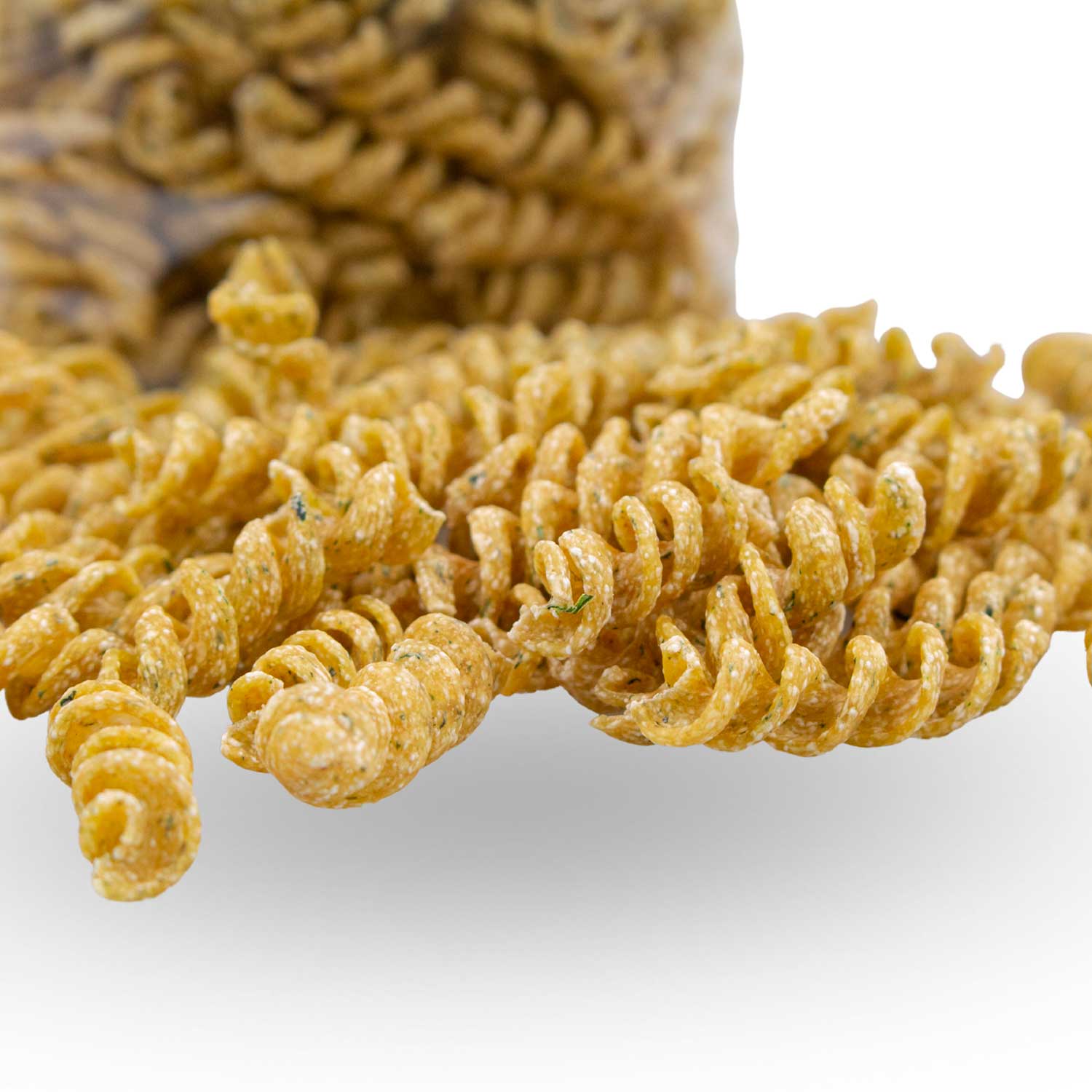 Hausgemachte Dinkelnudeln in Breznknödel-Form mit Zwiebeln und Petersilie, leicht gelbliche Farbe, 250 g.