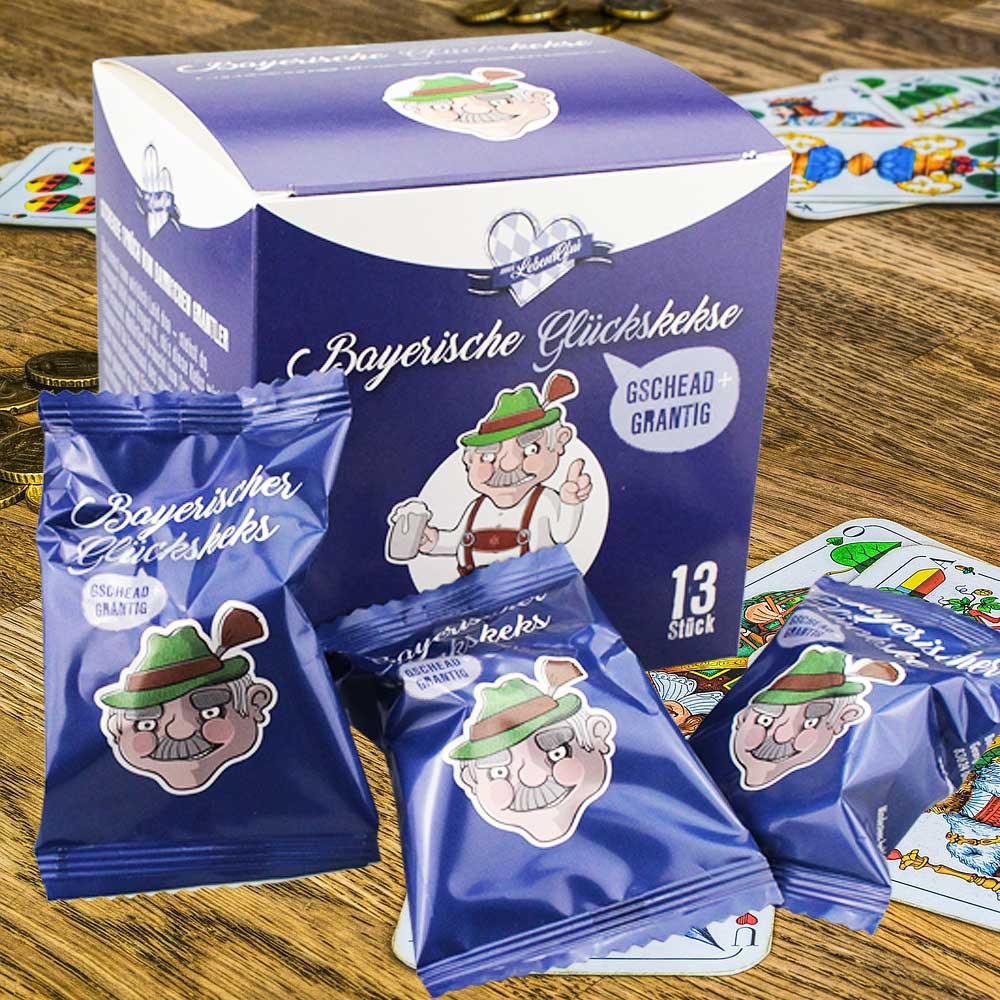 Bayerische Glückskekse in traditioneller Halbmondform aus hellem Gebäck mit 13 einzeln verpackten Spruchkeksen.