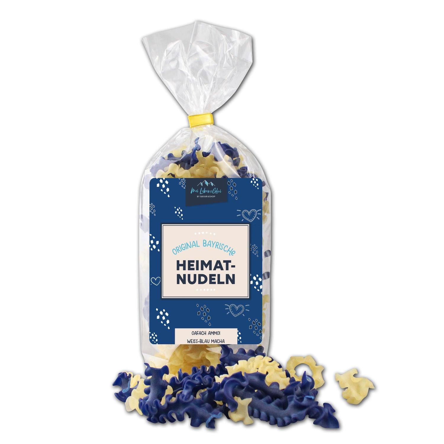 Hausgemachte Dinkelnudeln in Weiß und Blau, hergestellt mit Spirulina-Alge, spiralförmig getrocknet.