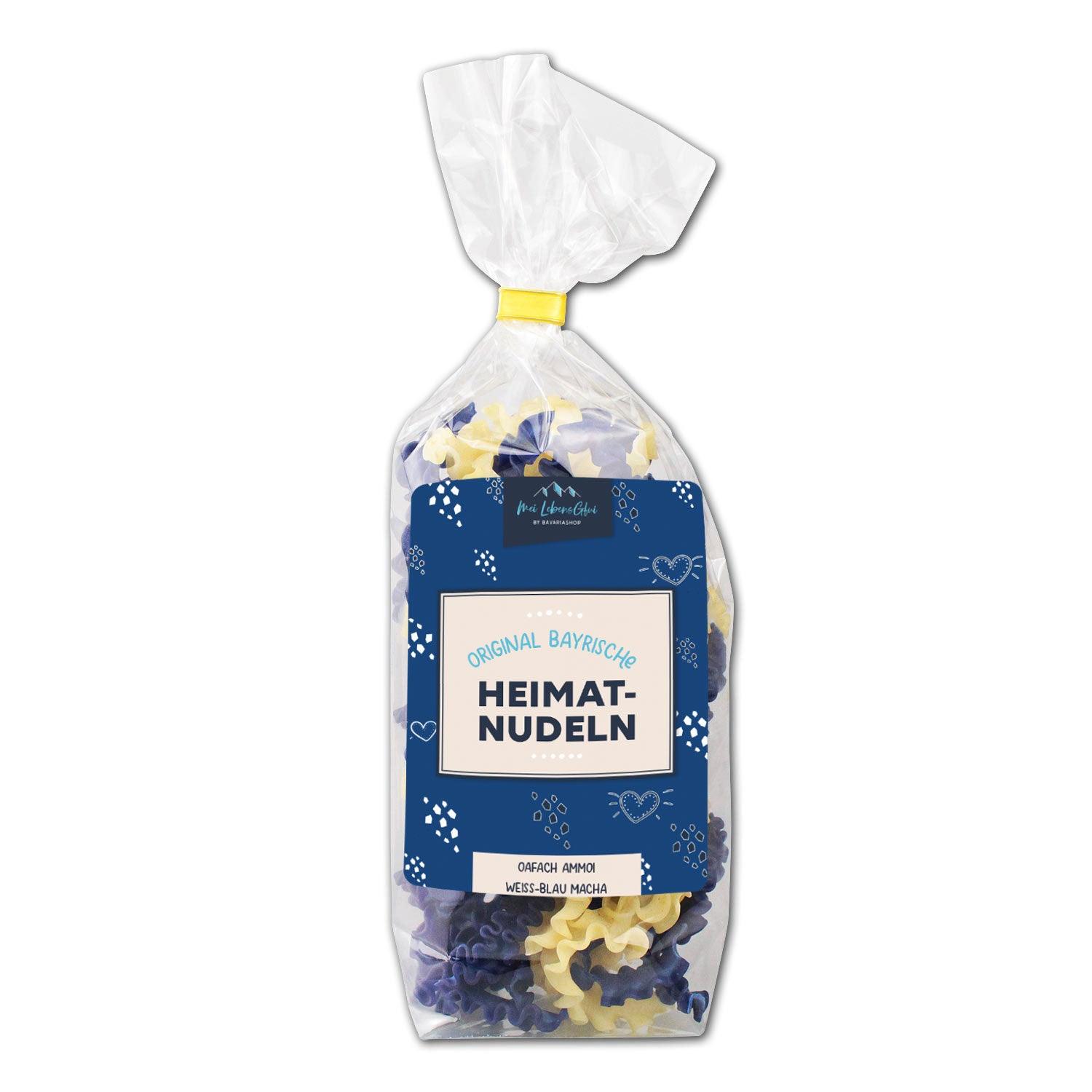 Hausgemachte Dinkel-Nudeln in Schleifenform, zweifarbig in Weiß und Blau durch Spirulina-Alge gefärbt.